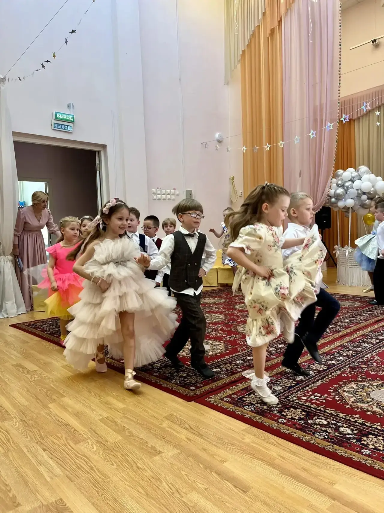 🎊 В дошкольных корпусах проходят самые трогательные и запоминающиеся праздники — выпускные у воспита