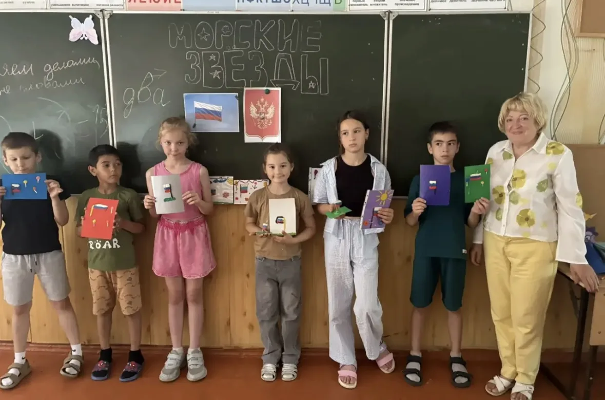 🇷🇺 Ко Дню России в нашем лагере прошёл творческий мастер-класс! 🇷🇺

В преддверии праздника специ