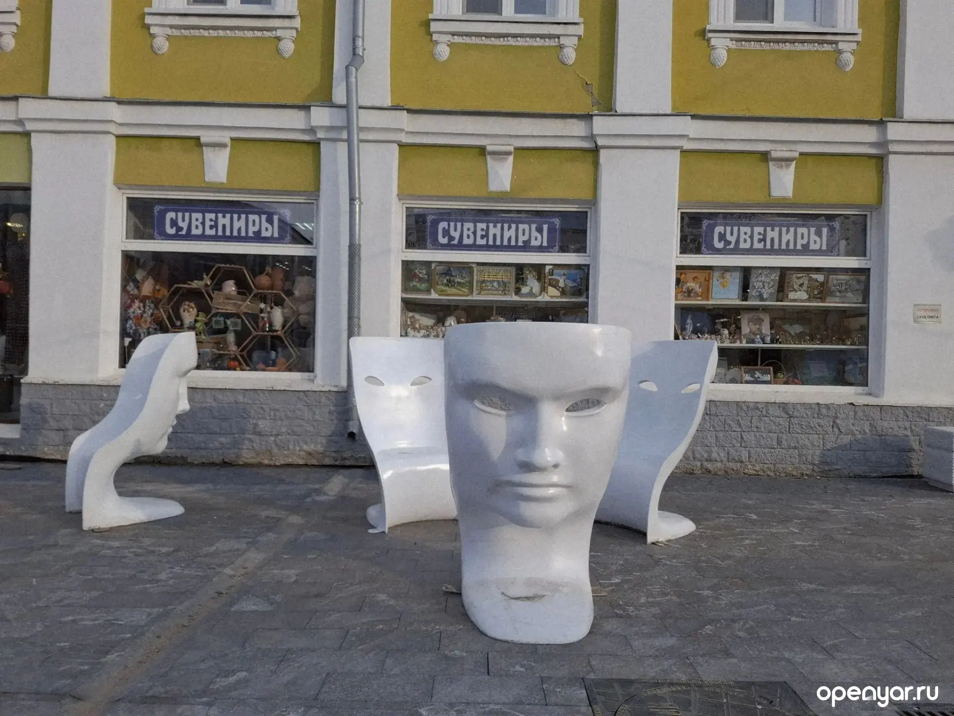 В Ярославле демонтировали кресла-маски на улице Депутатской