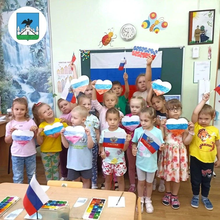 Дети средней и подготовительной группы начали отмечать праздник День флага России:
