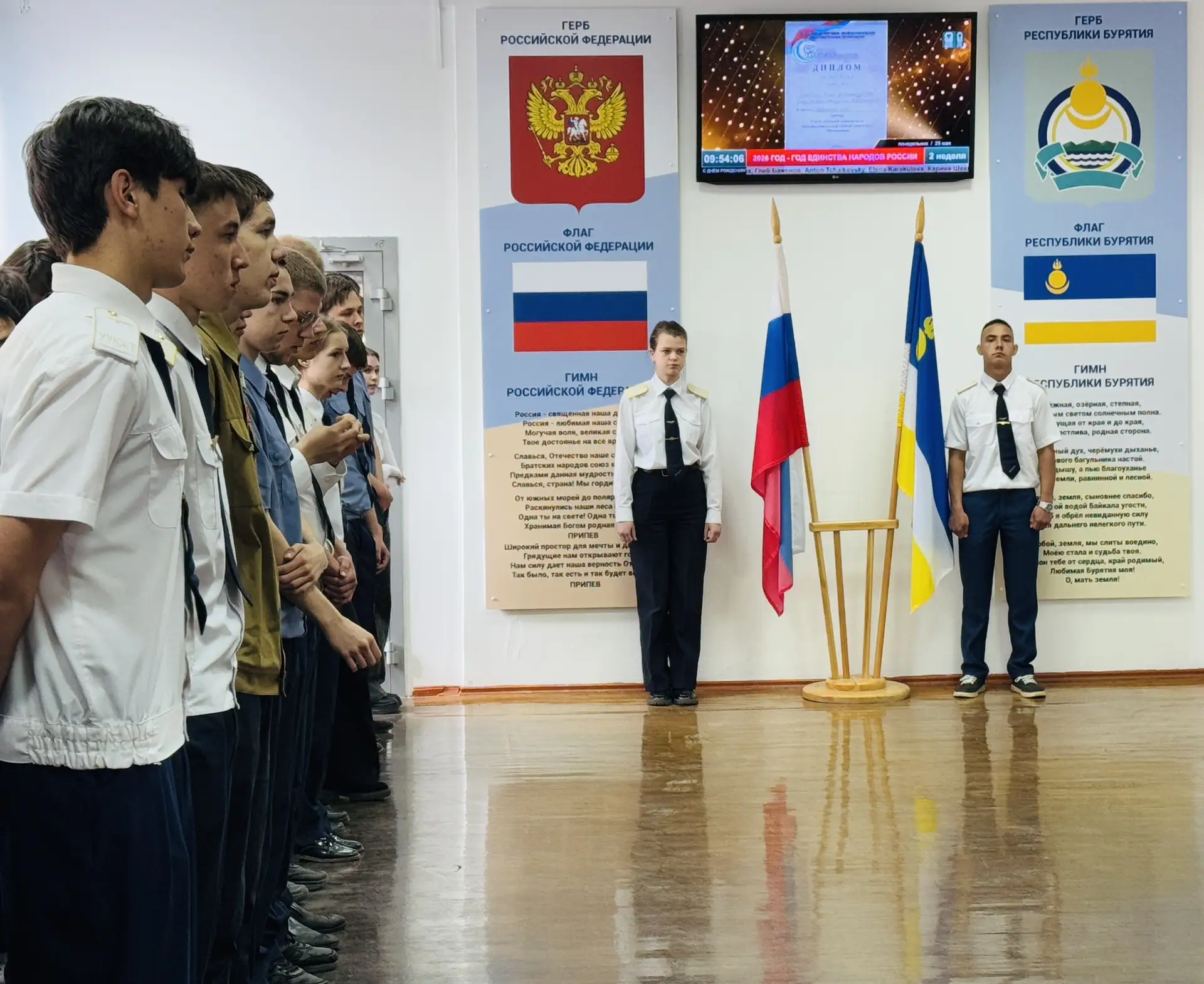 Гордо реют флаги России и Бурятии! 🇷🇺✨  25 мая в УУКЖТ ИрГУПС состоялась торжественная линейка подня