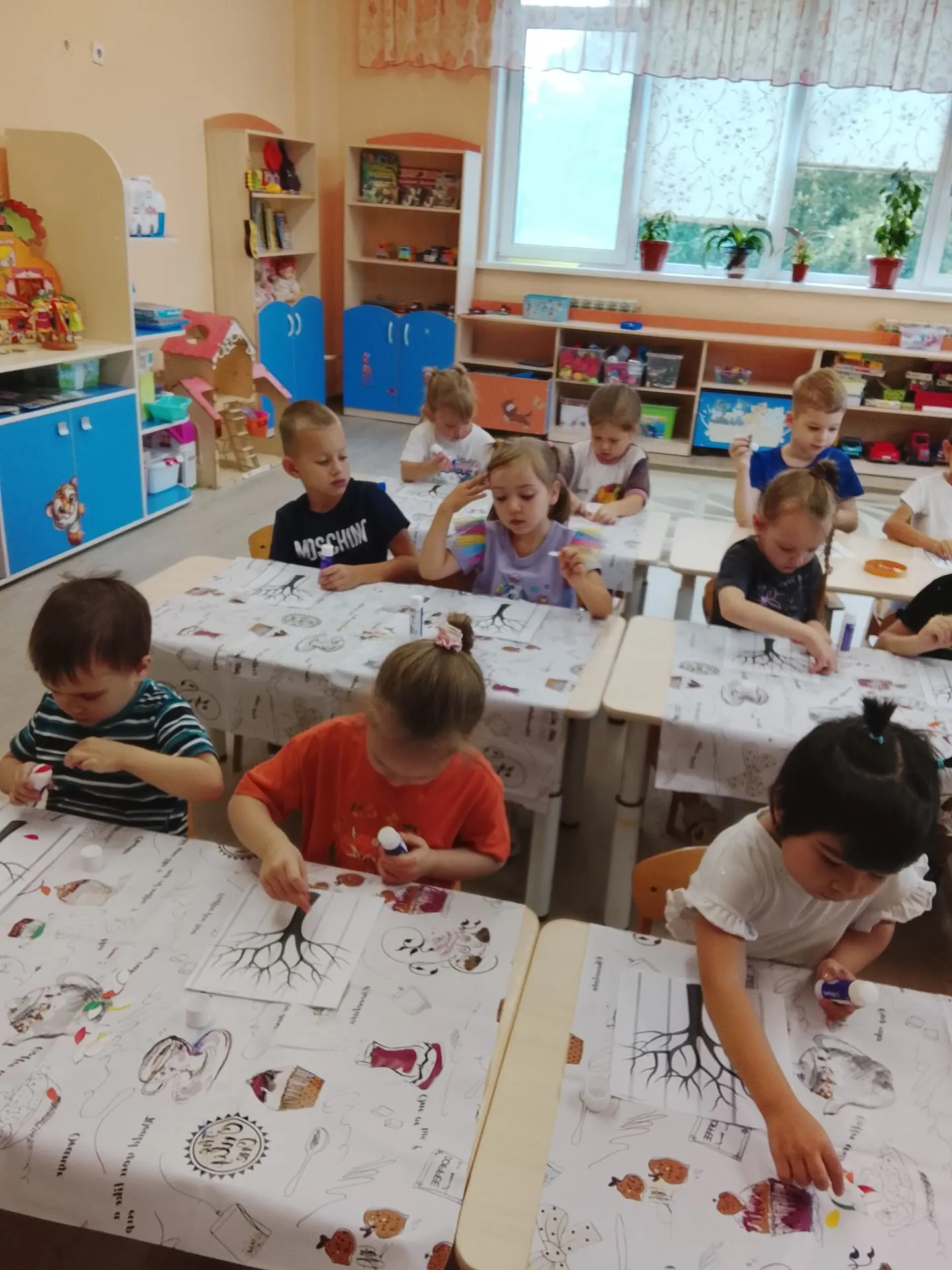 На занятии аппликация, ребята группы "Гномики",  устроили настоящий " осенний карнавал"...