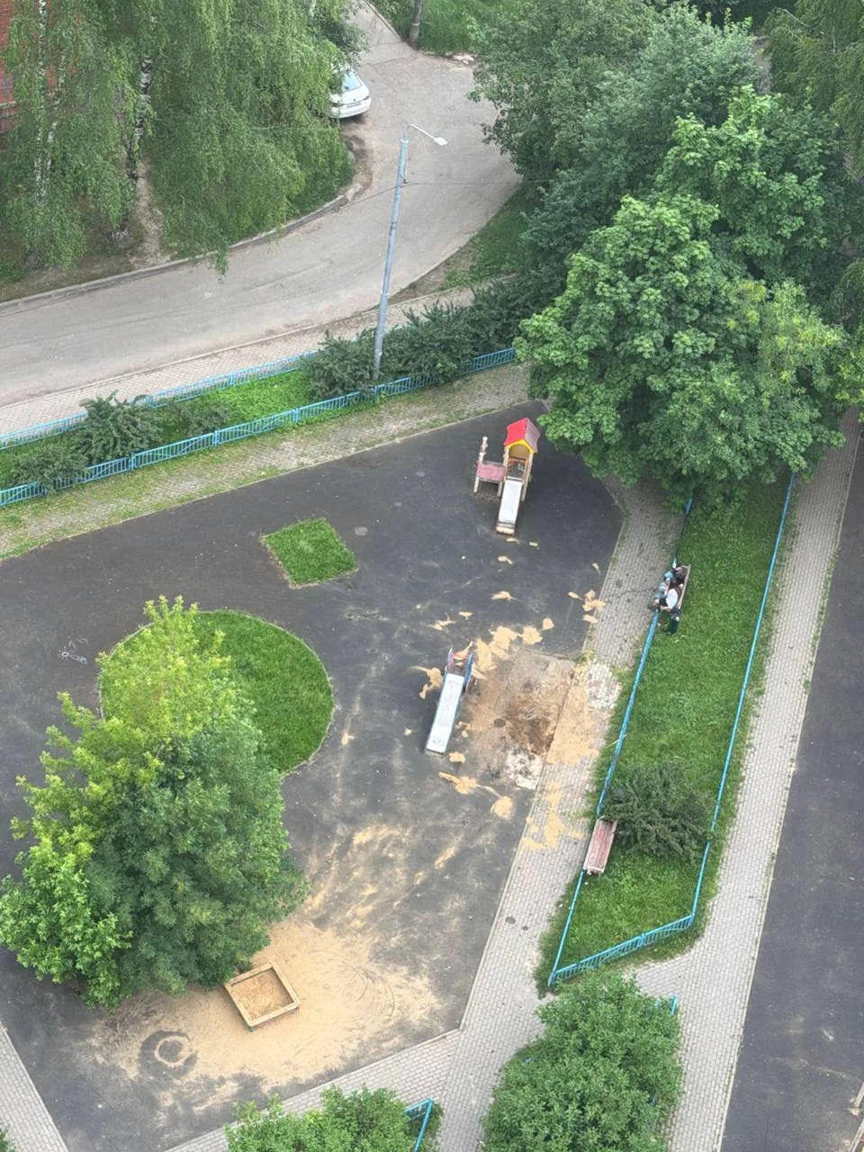 👍 На детской площадке у дома 82А по Юбилейному проспекту начали менять резиновое покры...
