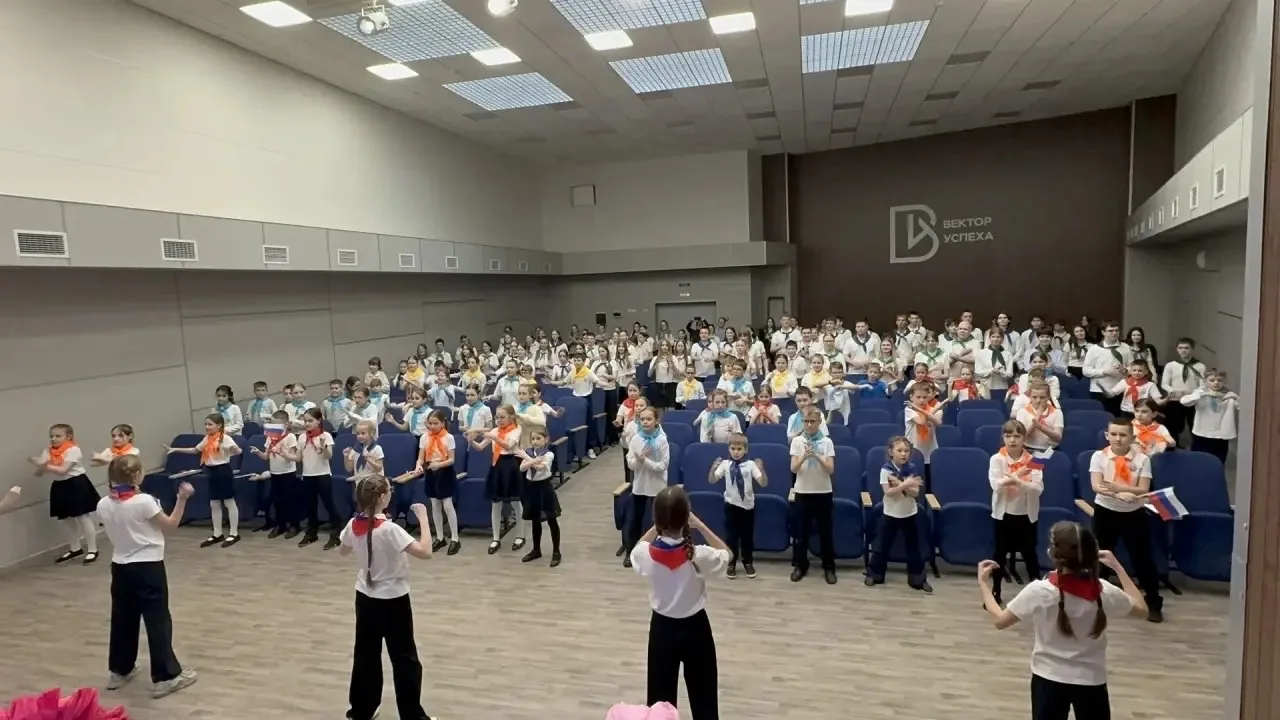🇷🇺 Крымская весна в нашей школе: 12 лет единства, творчества и мечты! 🌊  Сегодня, 18 марта, особенны