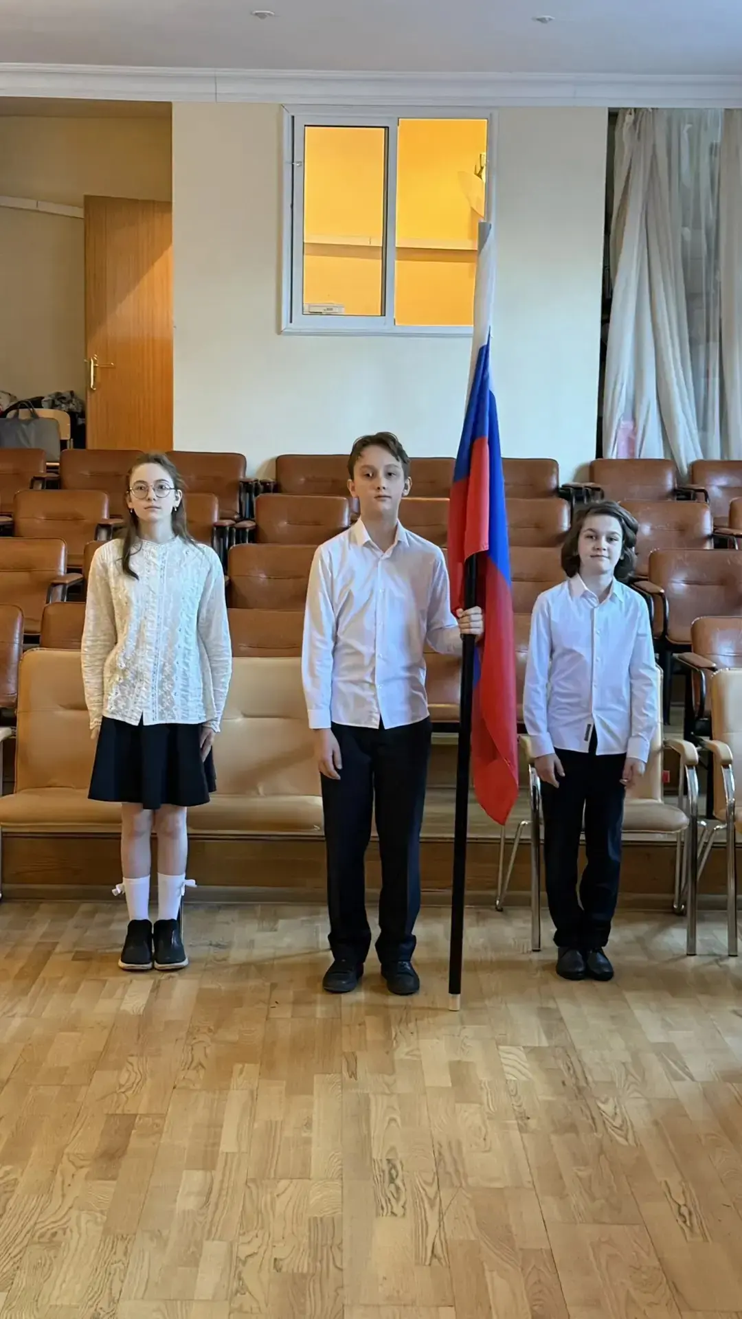 Друзья, приветствуем вас после каникул!👋  Традиционно начинаем неделю с выноса Государственного флаг