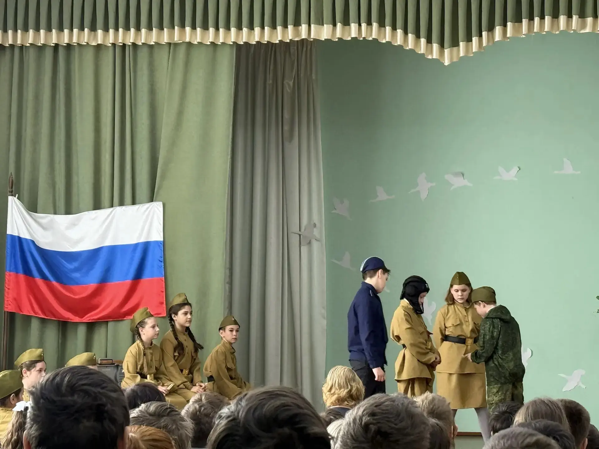 В Красноткацкой школе нам посчастливилось (именно посчастливилось) стать зрителями невероятного спек
