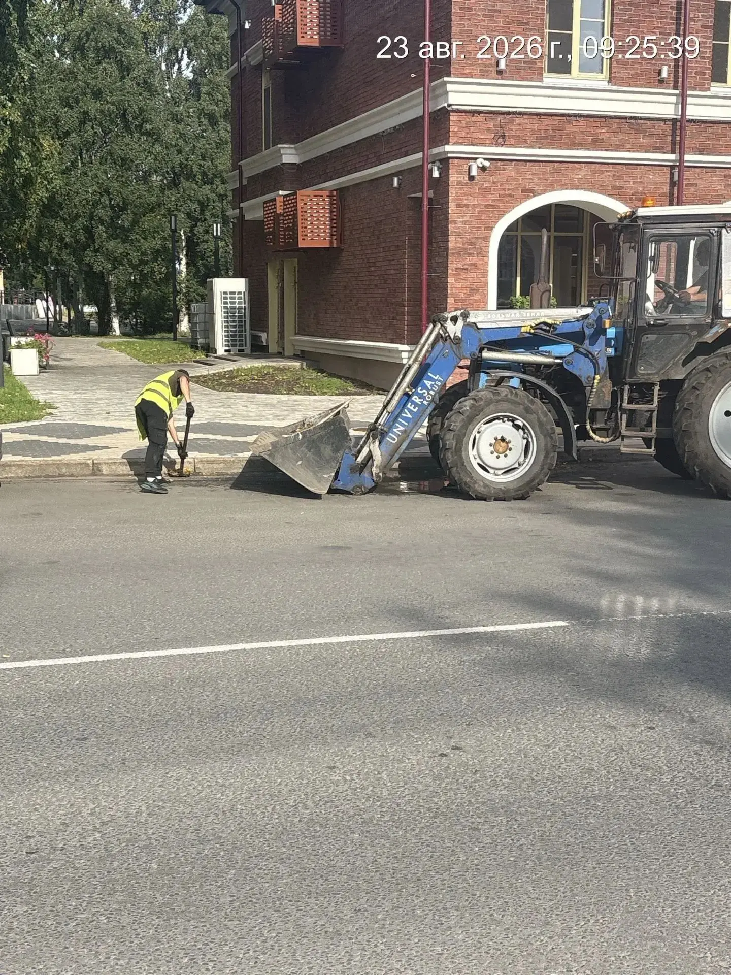 ☀️ В дневную смену с городских улиц вывезено 17 м³ грунтовых наносов и листьев.