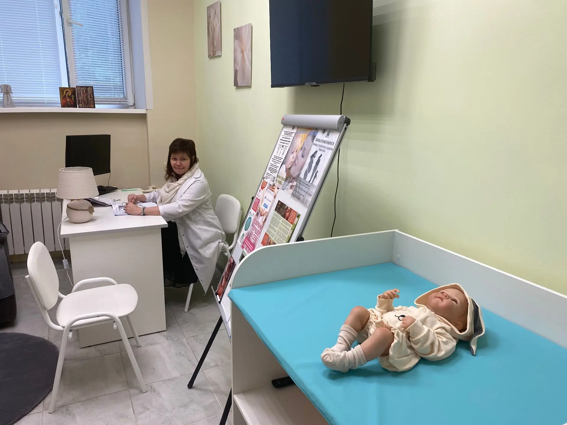 В женской консультации работает «Кабинет медико-социальной поддержки беременных», имеющ...