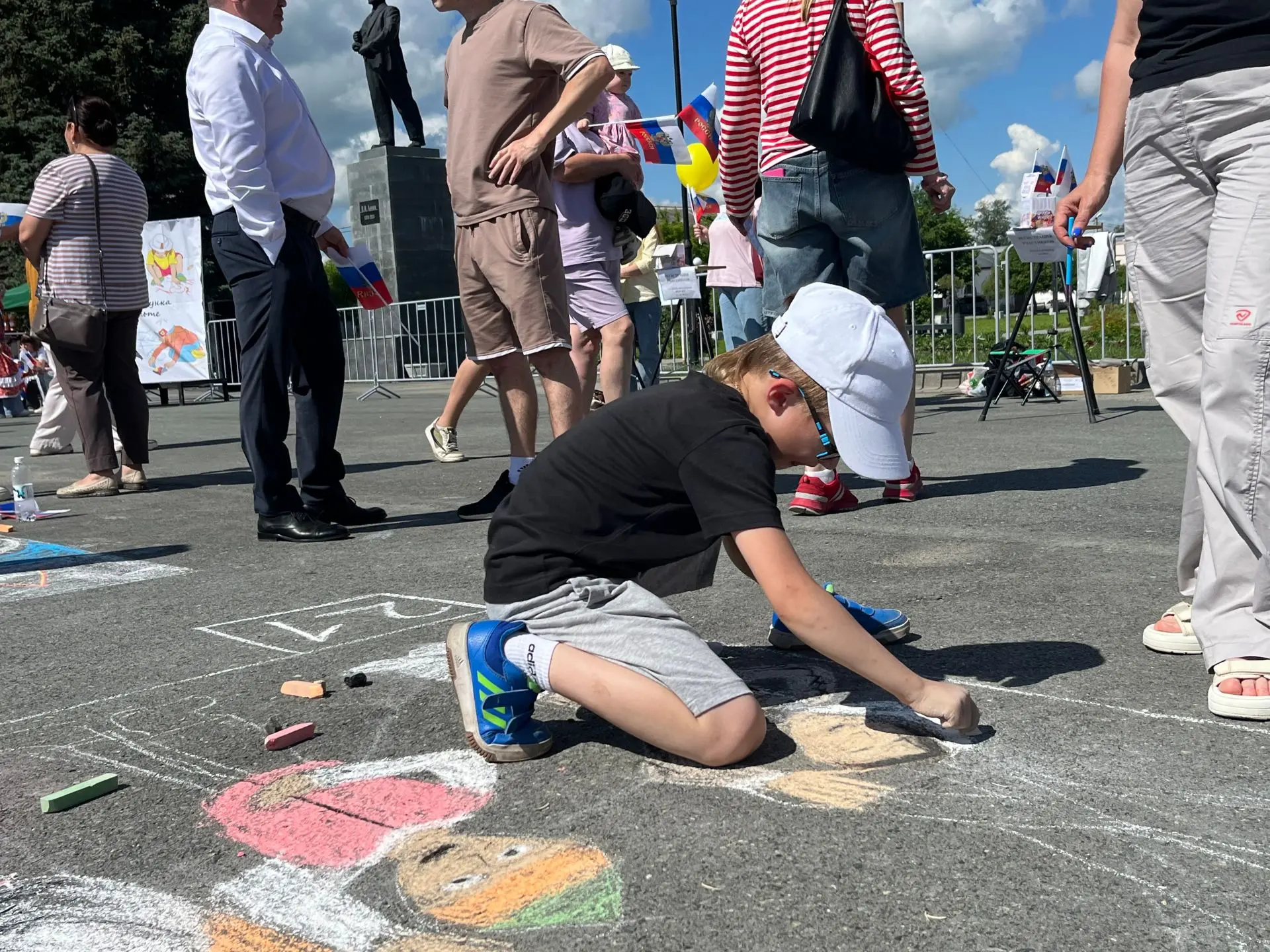 Конкурс рисунков на асфальте! 🖍️

В пятницу 12 июня на центральной площади Камышлова наша художеств