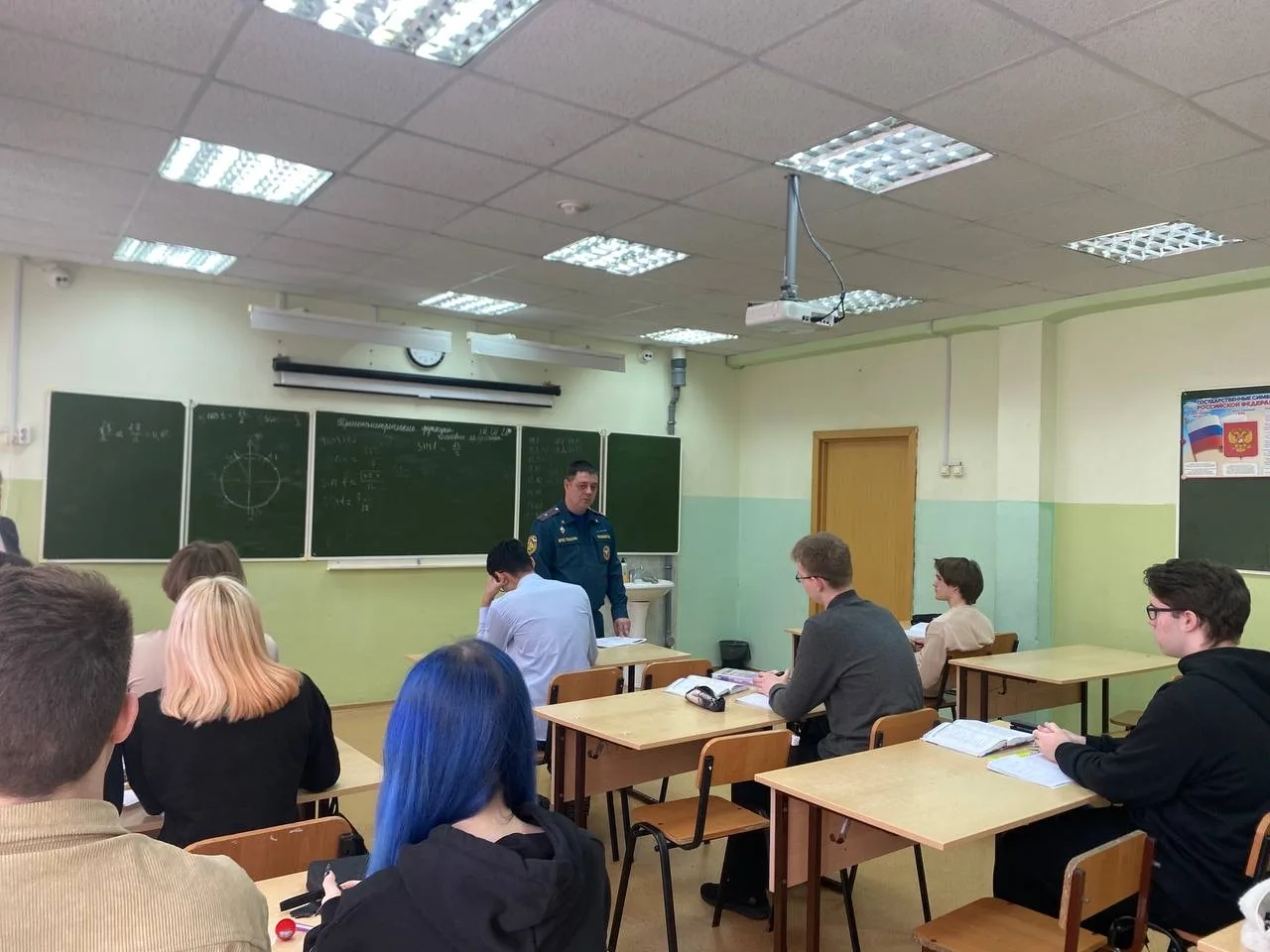 👨‍🚒 Встреча с представителем МЧС России  На этой неделе для учеников 10–11 классов прошла встреча с 