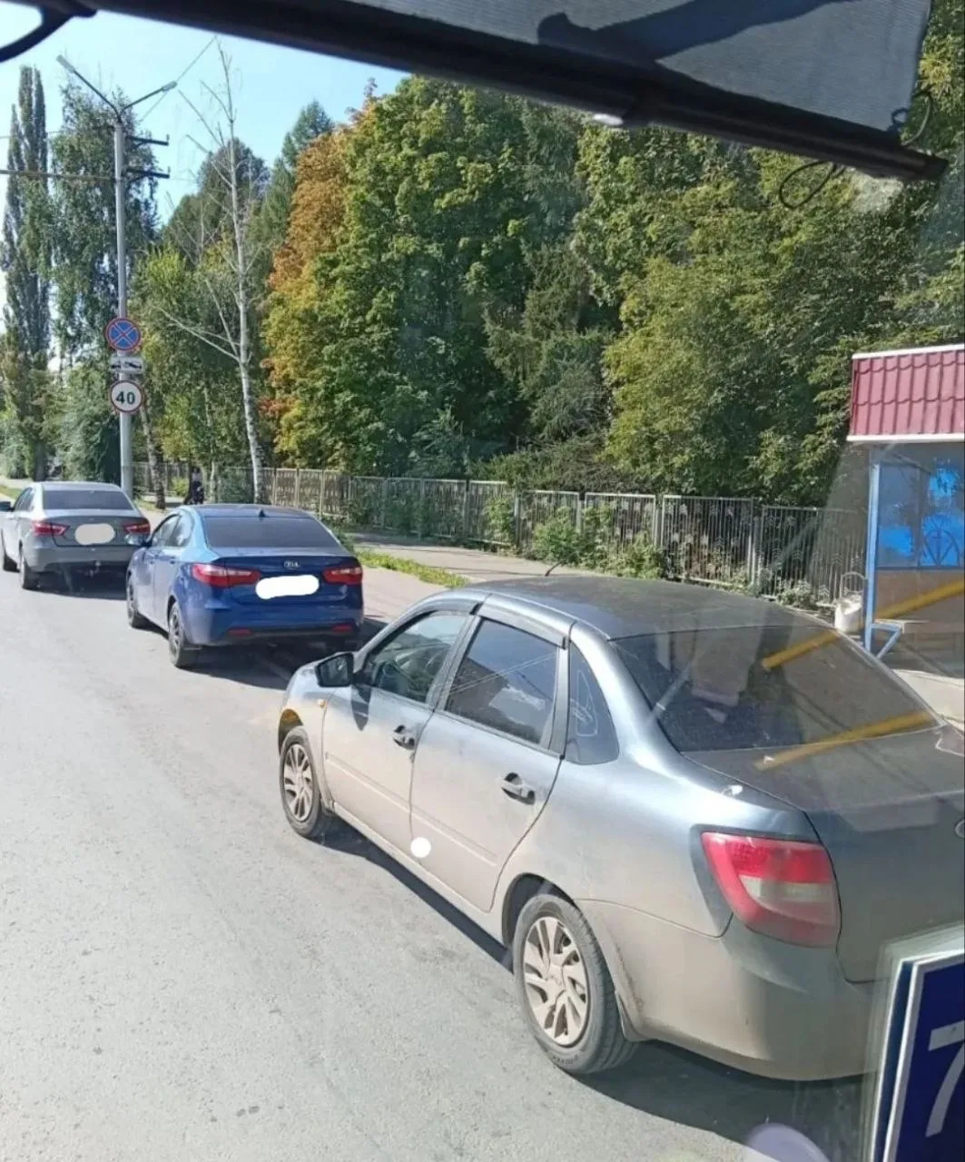 МУП "АТУ" показал фото автомашин, водители которых решили припарковаться на остановках ...