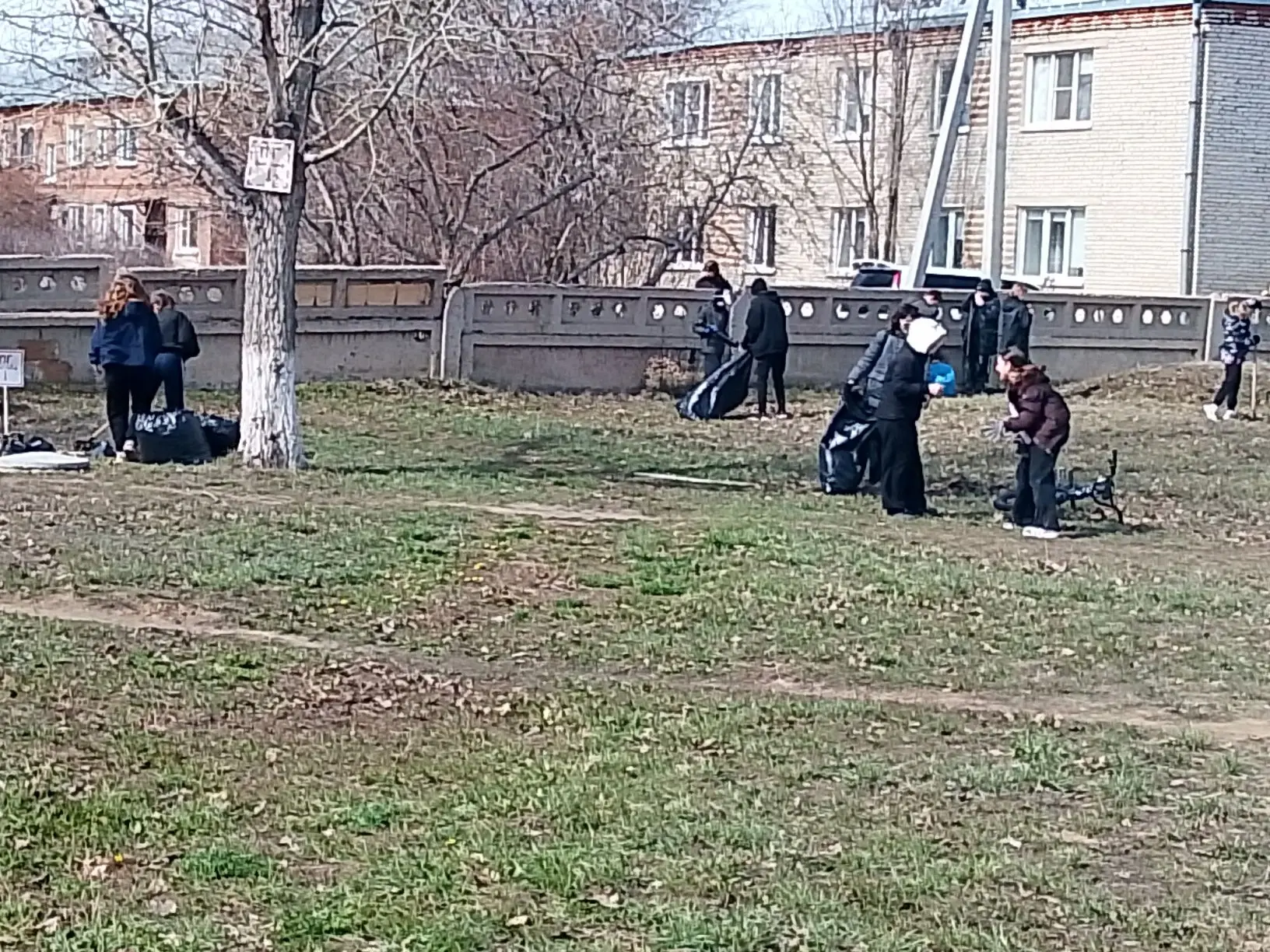 Сегодня, 9 апреля, в МБОУ "СОШ 10" прошёл субботник на территории школы. Учащиеся 5–11 классов приве