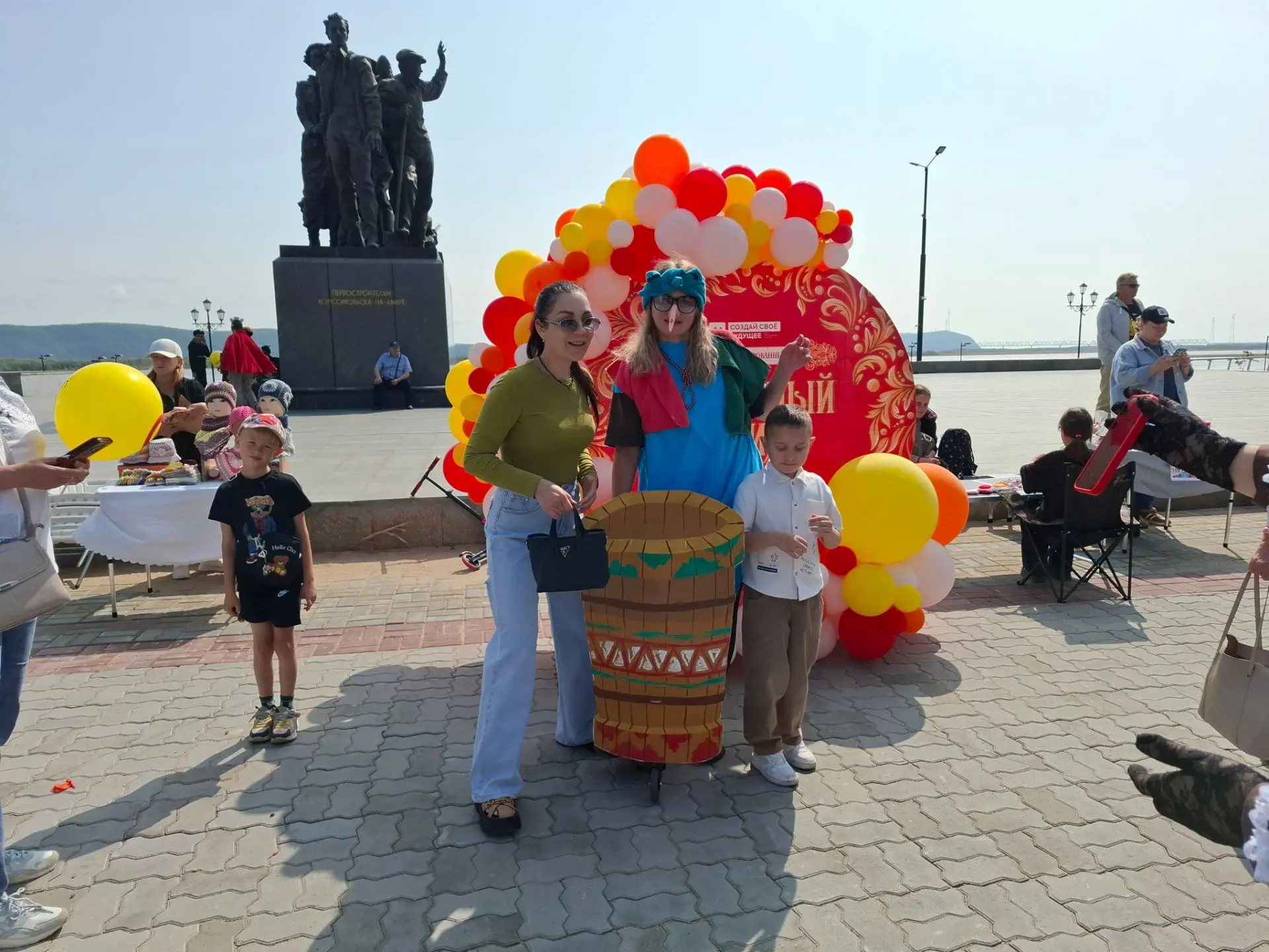 Костюмированный парад «Семейный движ» вновь прошёл в городе Юности.