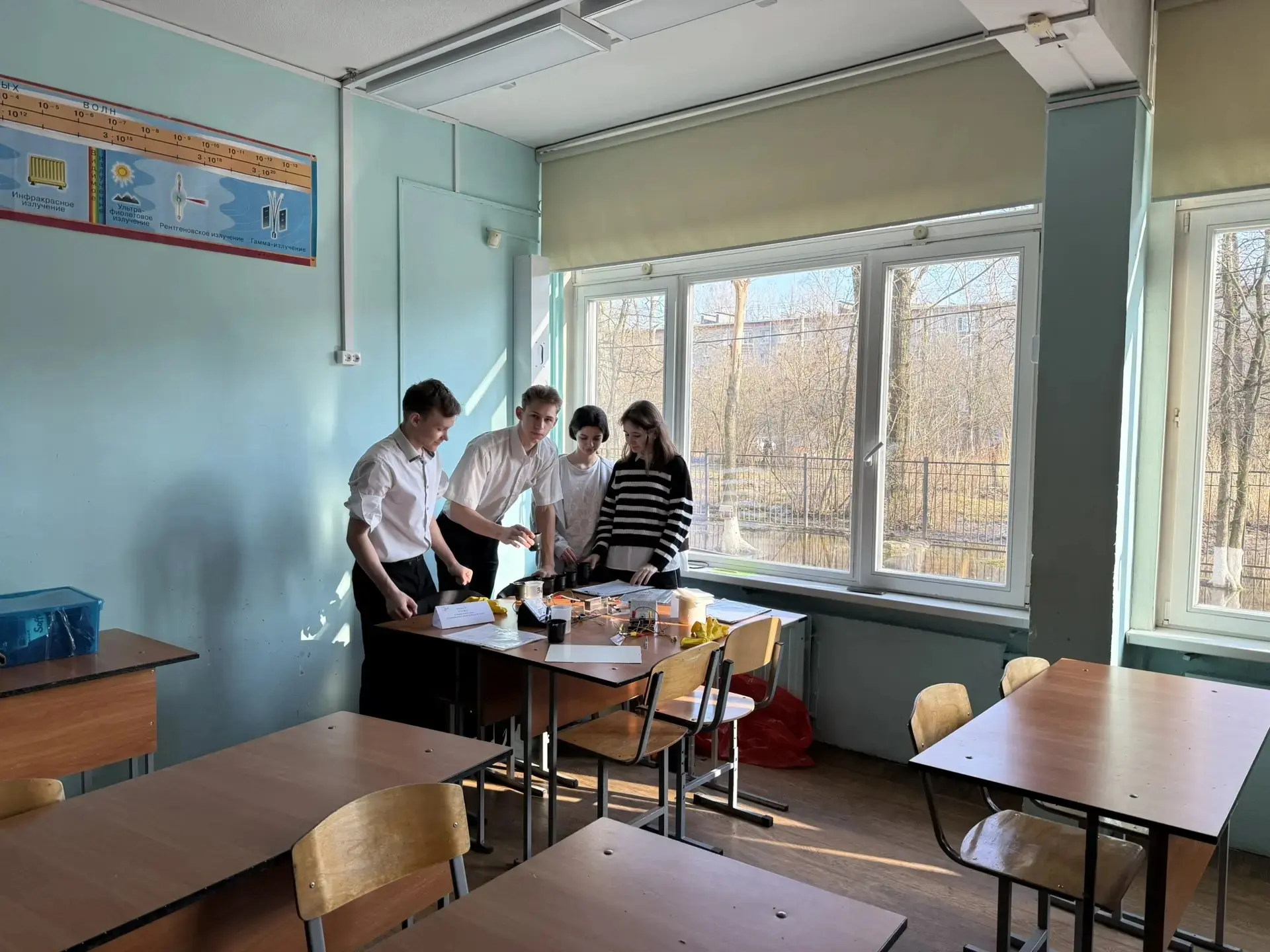 Команда учащихся 10 А класса победила в конкурсе "Физический фейерверк " на базе 292 шк...
