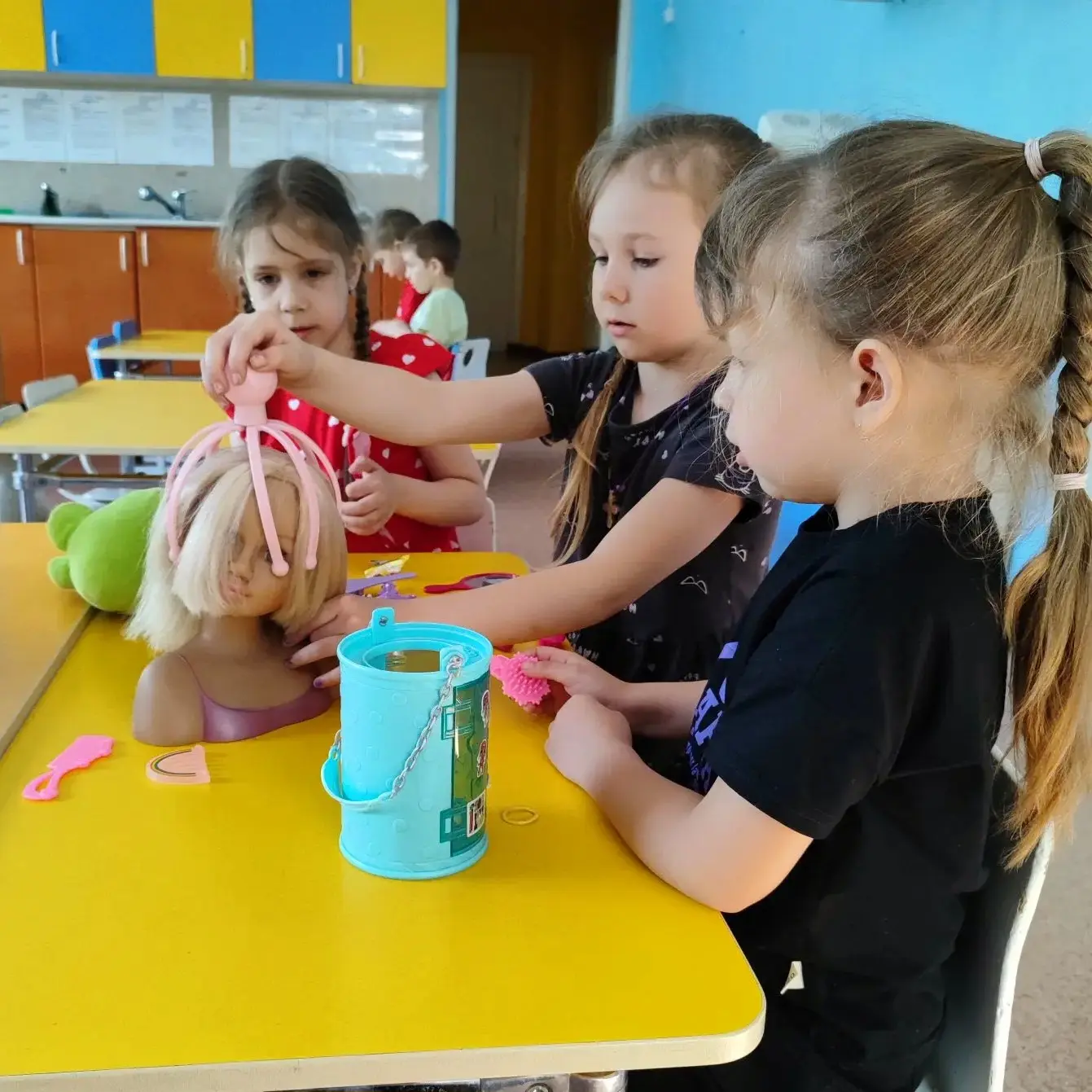 💇‍♀️ Ребята из группы "Васильки" иногда превращаются в настоящих стилистов.

Сюжетно-ролевая игра «