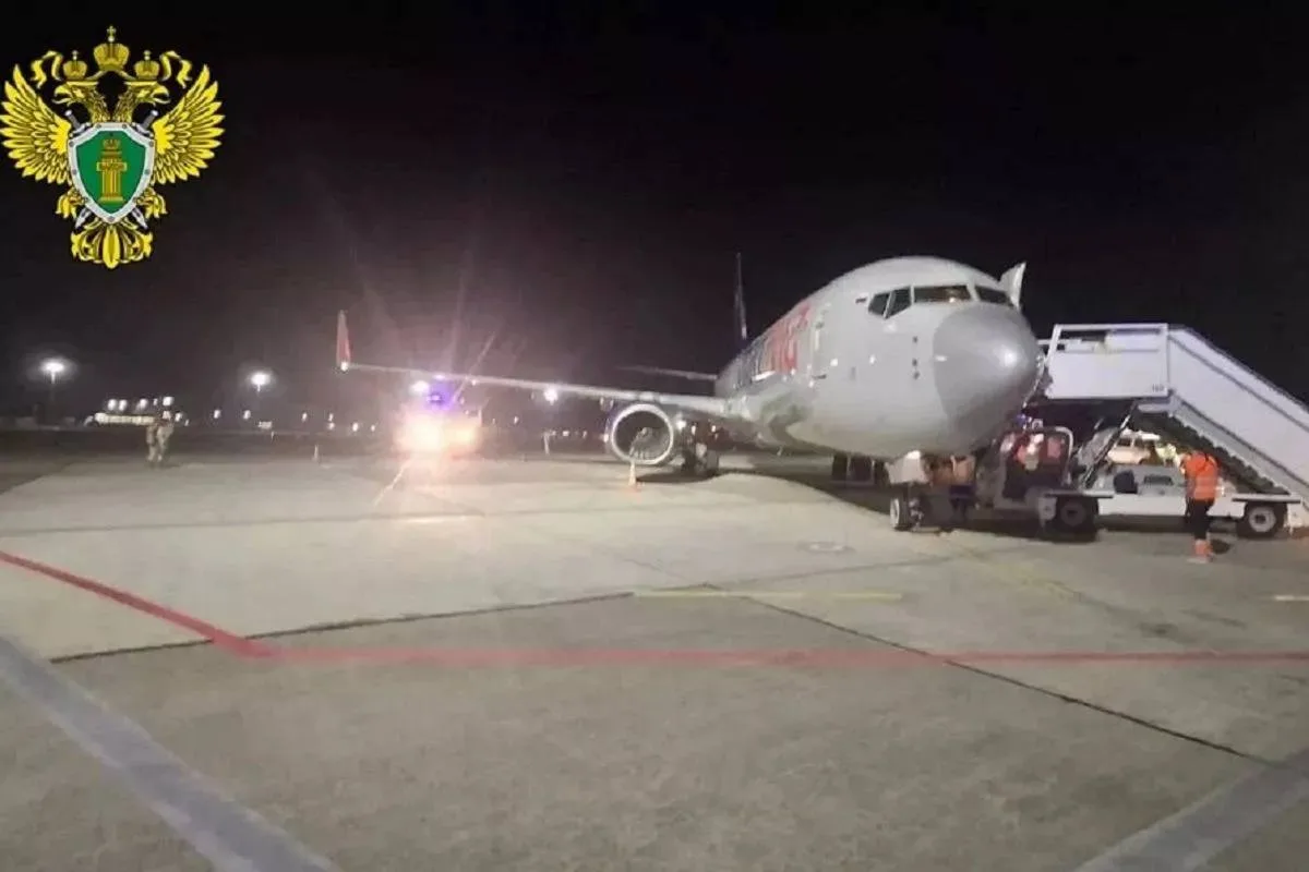 Самолет совершил аварийную посадку в Краснодарском крае.