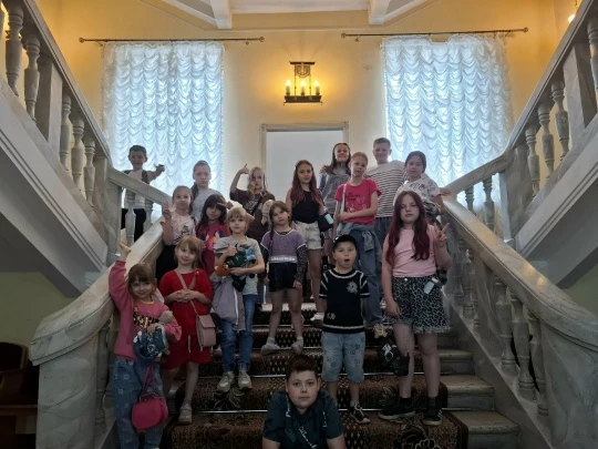 Сегодня день в лагере "Островок" прошёл насыщенно и ярко! 🌞 Традиционно утро началось с важного инс