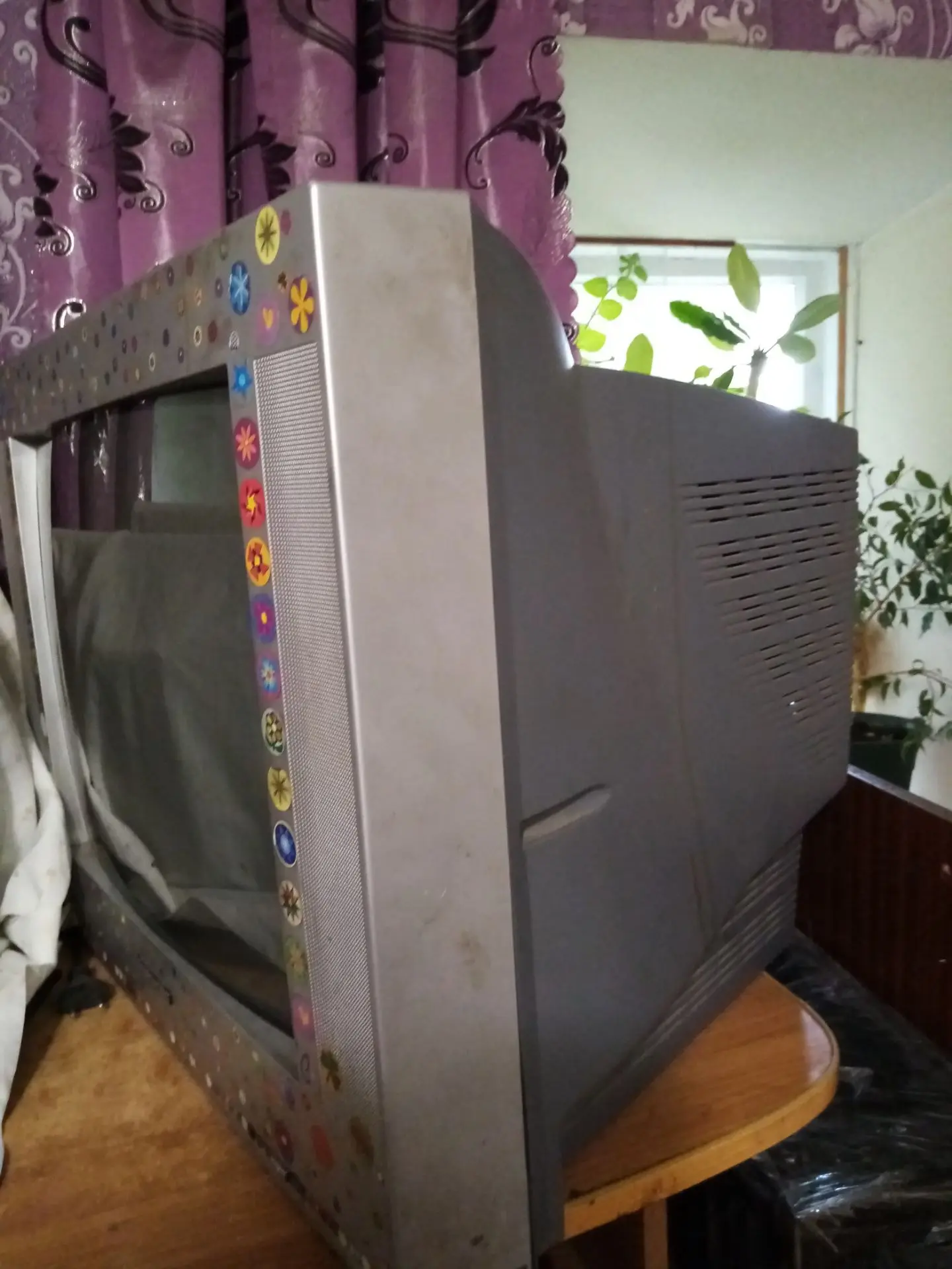 Продаётся телевизор все работает плоский экран тюнер в подарок цена 2500 р.8 977 018 05 62
