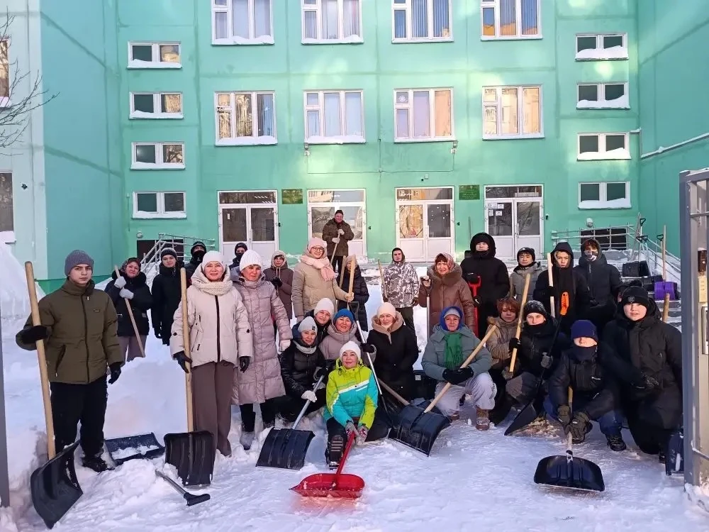 Вместе мы — сила! ❄️🤝  После обильного снегопада территория нашей школы нуждалась в помощи, и эта по