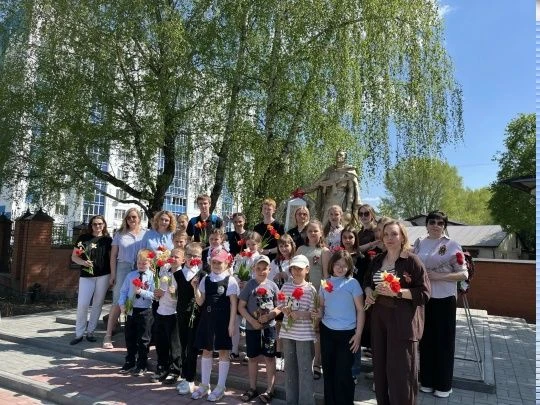 В канун Дня Победы, 7 мая, обучающиеся Дома детского творчества посетили братскую могил...