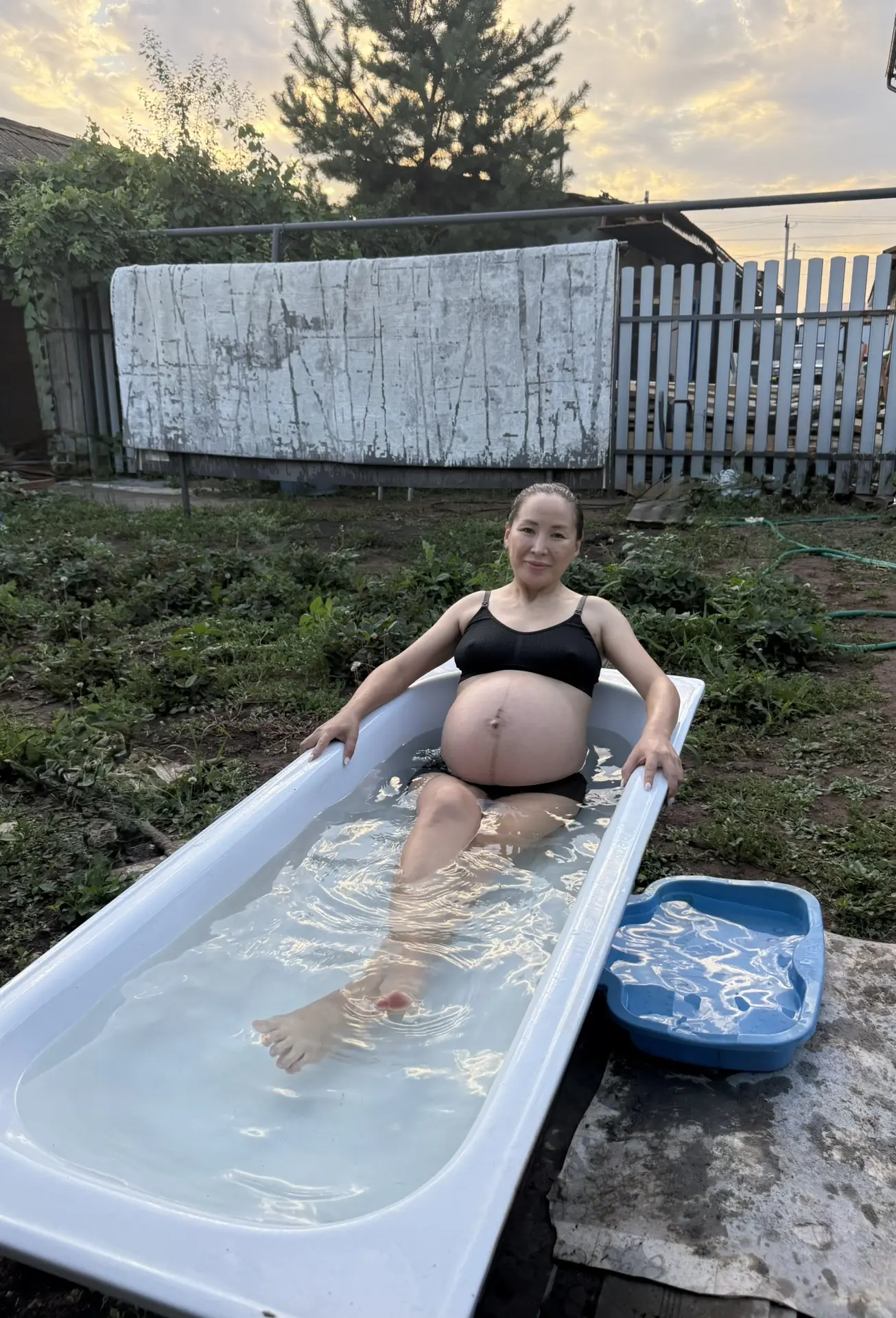 Как быть беременным в такую жару? У нас до +40гр🙈Асылжан установил для меня ванну в огороде, это мо