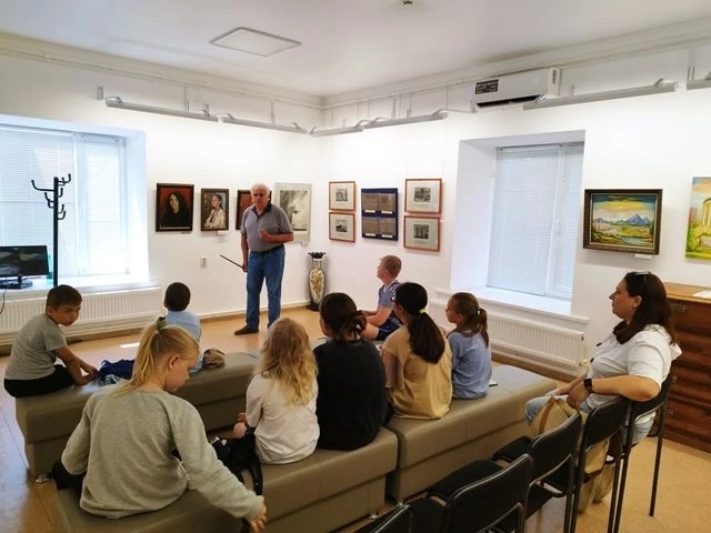 В Левокумском историко-краеведческого музея имени В.Р. Ясинова продолжает  работу выставка «В мире в