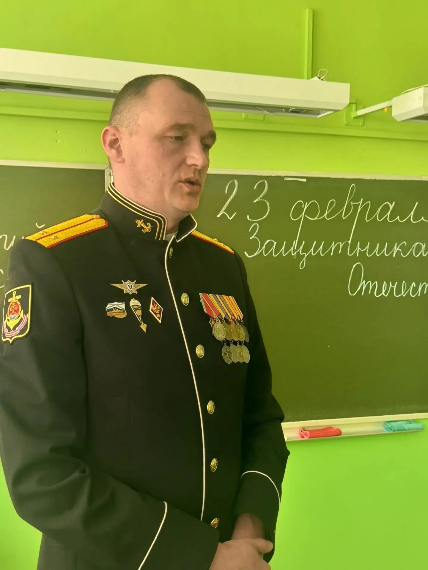 «Герои среди нас» 🇷🇺  📌В преддверии празднования Дня Защитника Отечества во 2 а классе состоялась вс