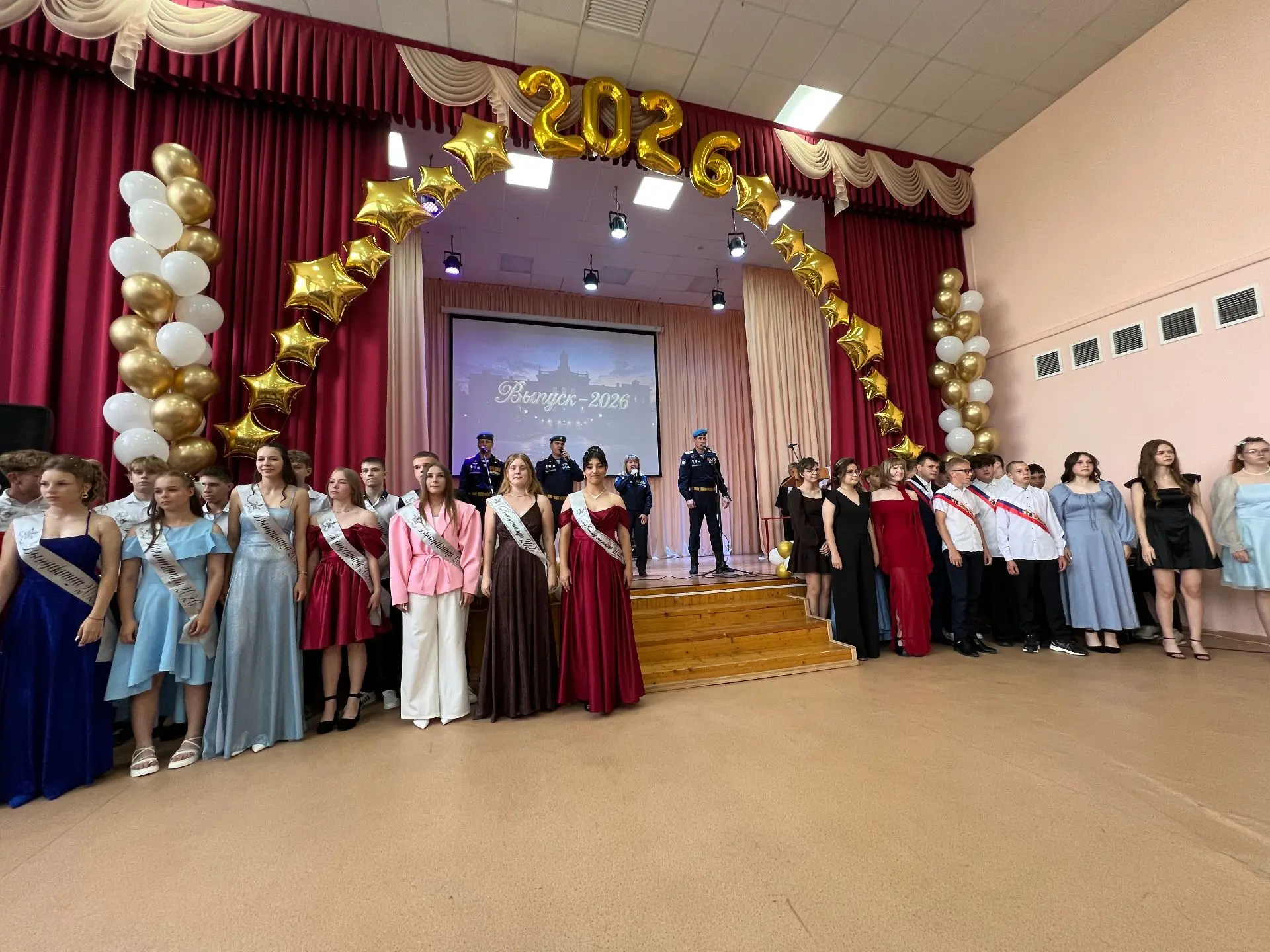 Девятый класс — это только начало! С выпускным, дорогие ребята!

Сегодняшний день стал для кого-то ф