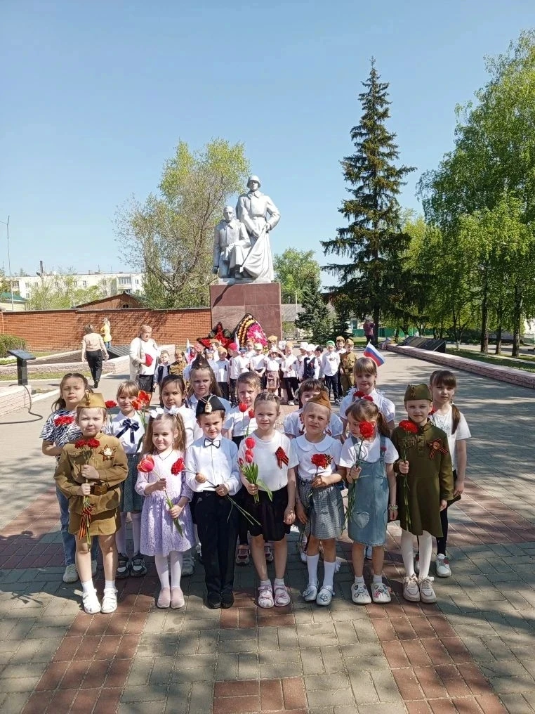 Мы помним, мы гордимся! 
Старшие группы на экскурсии у Вечного огня 
9 Мая — день Великой Победы, де