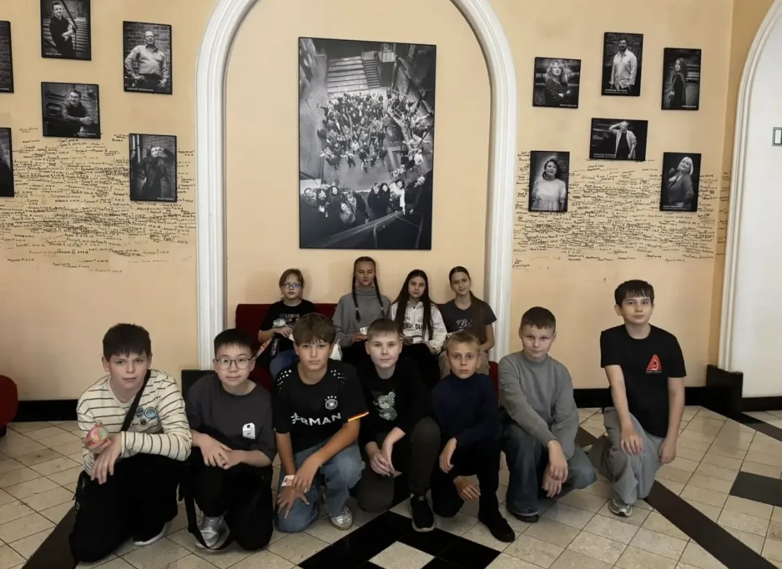 Ученики 6В и 8Б классов вместе с классным руководителем Еленой Анатольевной Тьянниковой...