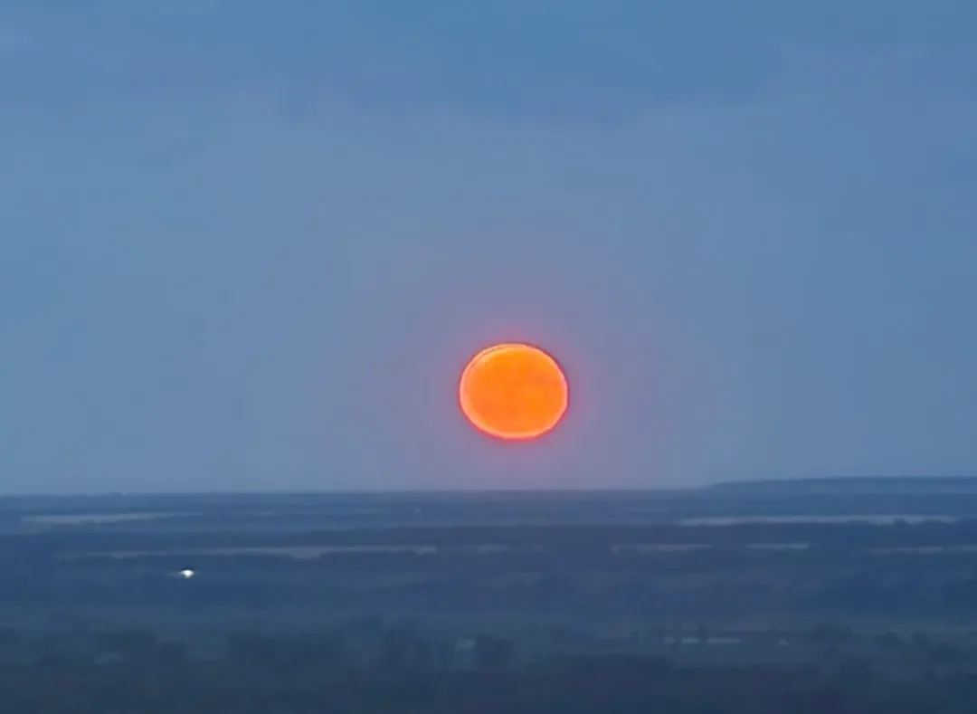 🌕 Наш корреспондент запечатлел оленью Луну

Прямо сейчас спутник окрашен  в красный 😍