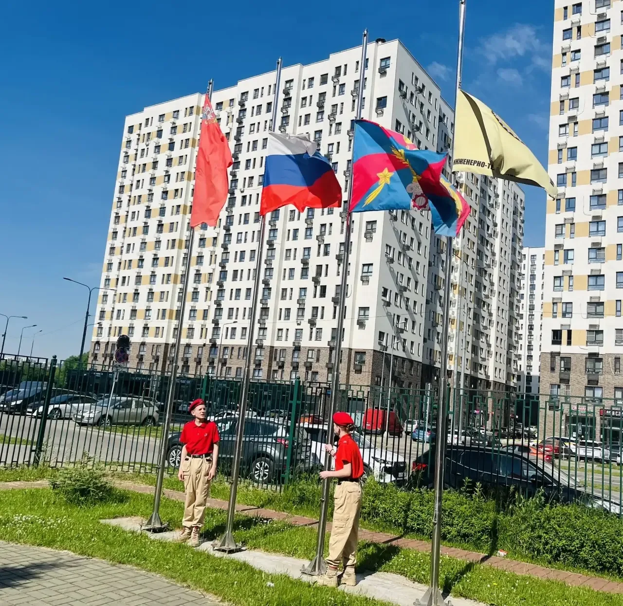 🌟 В лагере «Воображариум» снова кипит активная жизнь! 🌟

Традиционно понедельник начал с поднятия 