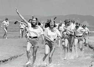 Счастливые дети в пионерлагере Орленок, 1976 год.