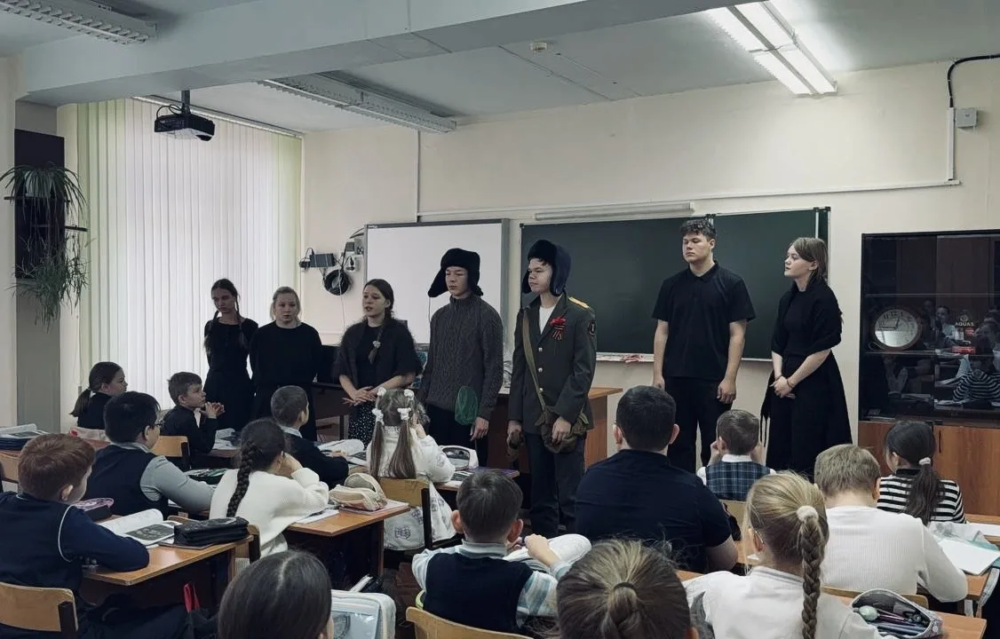🕊️ БЛОКАДНЫЙ ЛЕНИНГРАД 🕊️   Театрализованное представление показал совет старшеклассников для младши