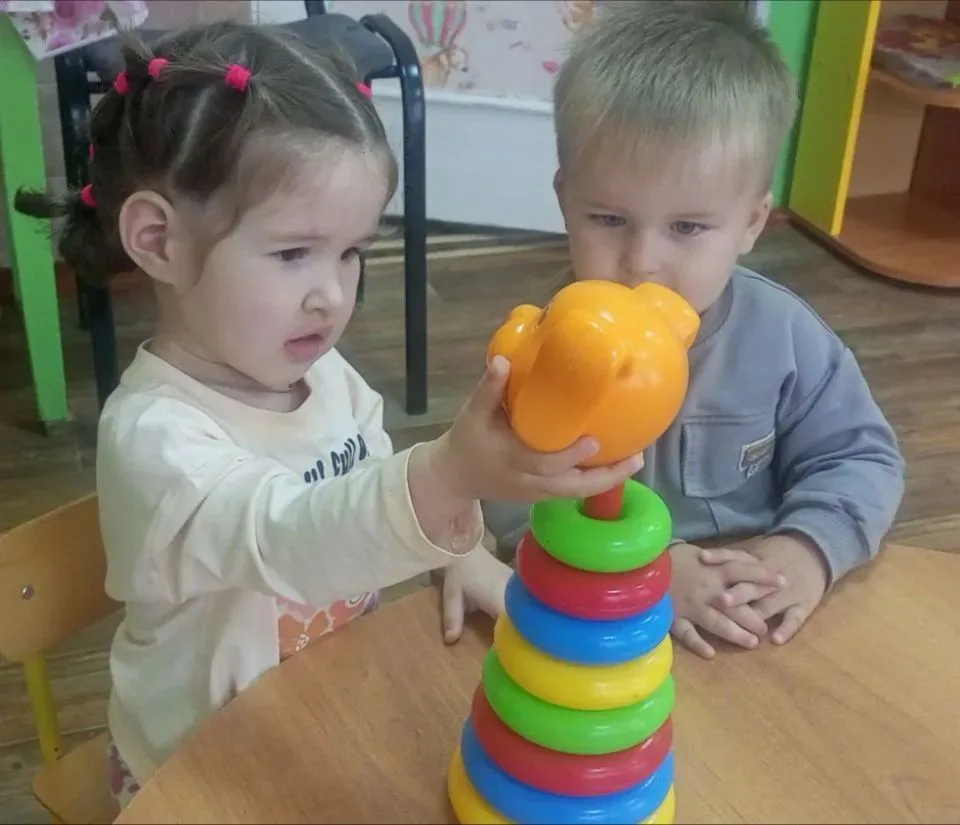 Мама ходит на работу.