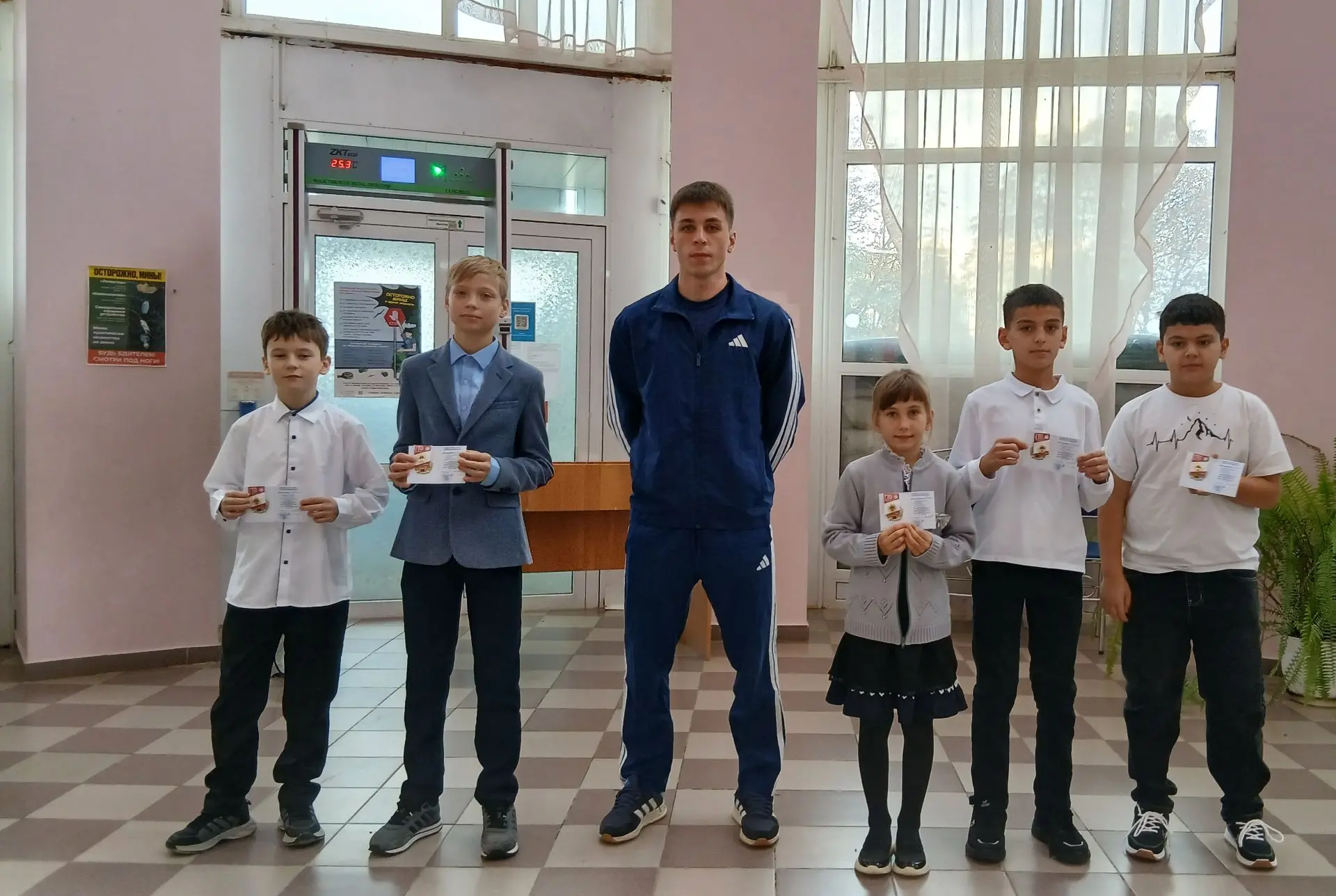 🎉 На школьной линейке состоялось торжественное вручение значков ГТО! 🎉