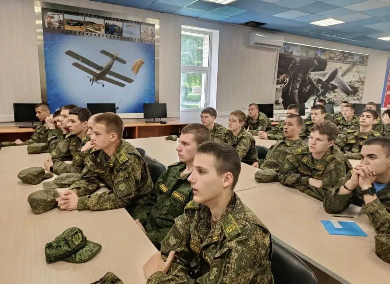 ✈️ Первый день на аэродроме аэроклуба ДОСААФ России✈️
Кадеты приступили к теоретической подготовке н
