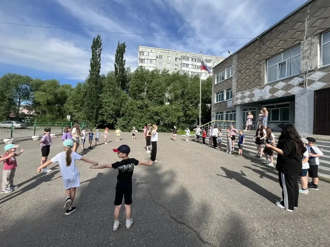 Сегодня в нашем пришкольном лагере день выдался по-настоящему ярким и насыщенным!

☀️ Утро, как всег