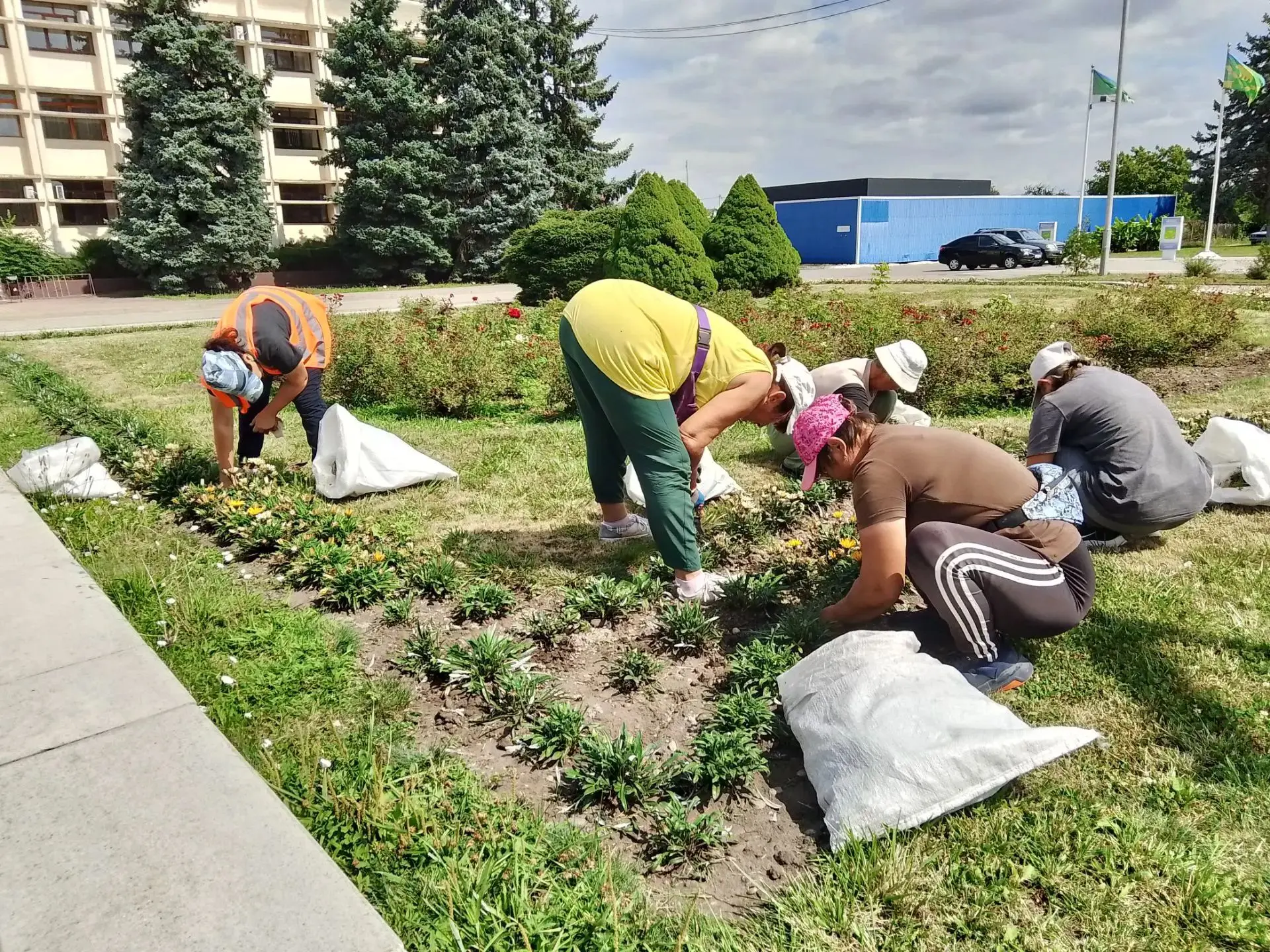 Работа озеленителей на клумбе