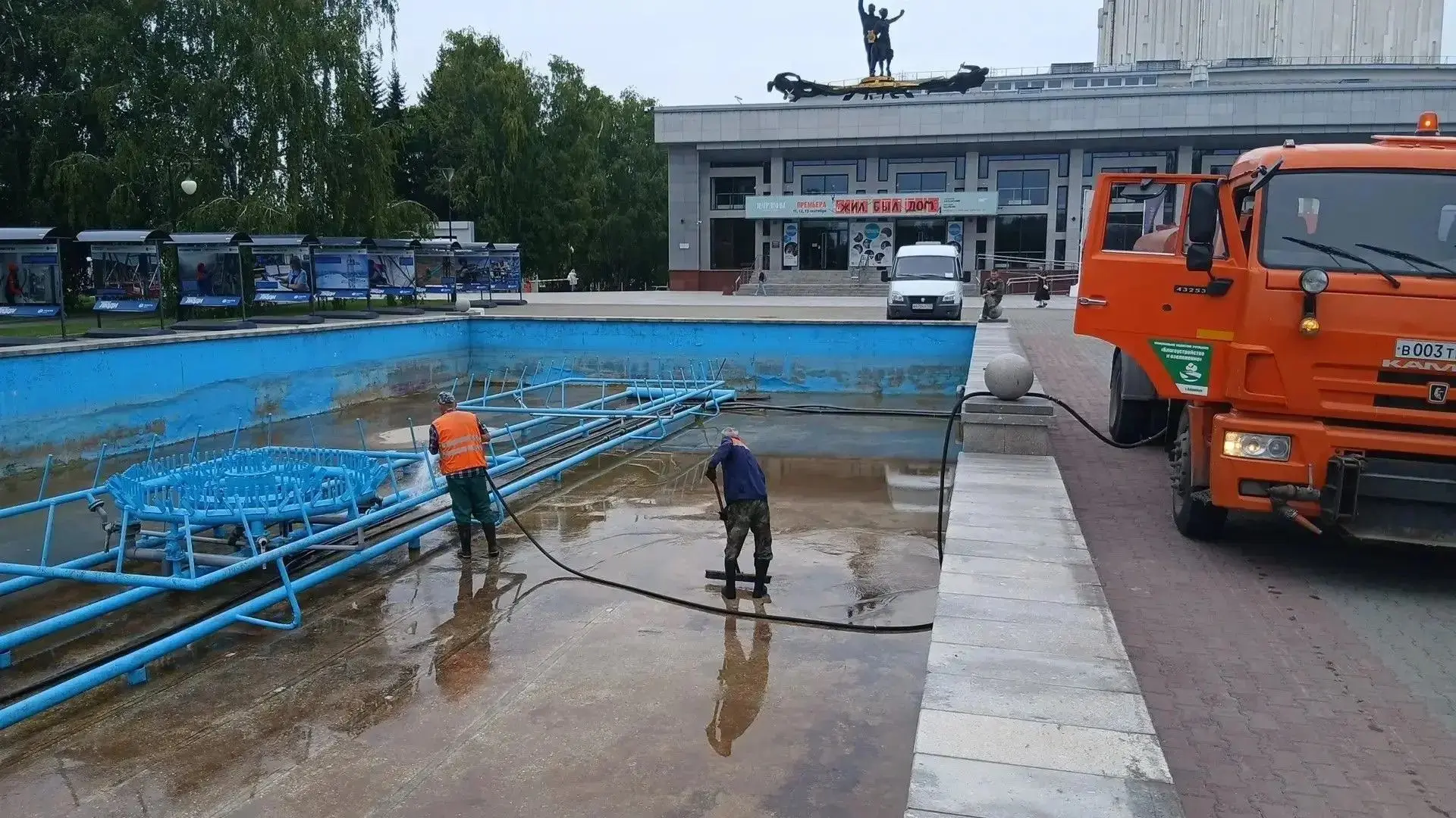 В Барнауле продолжается плановая очистка городских фонтанов