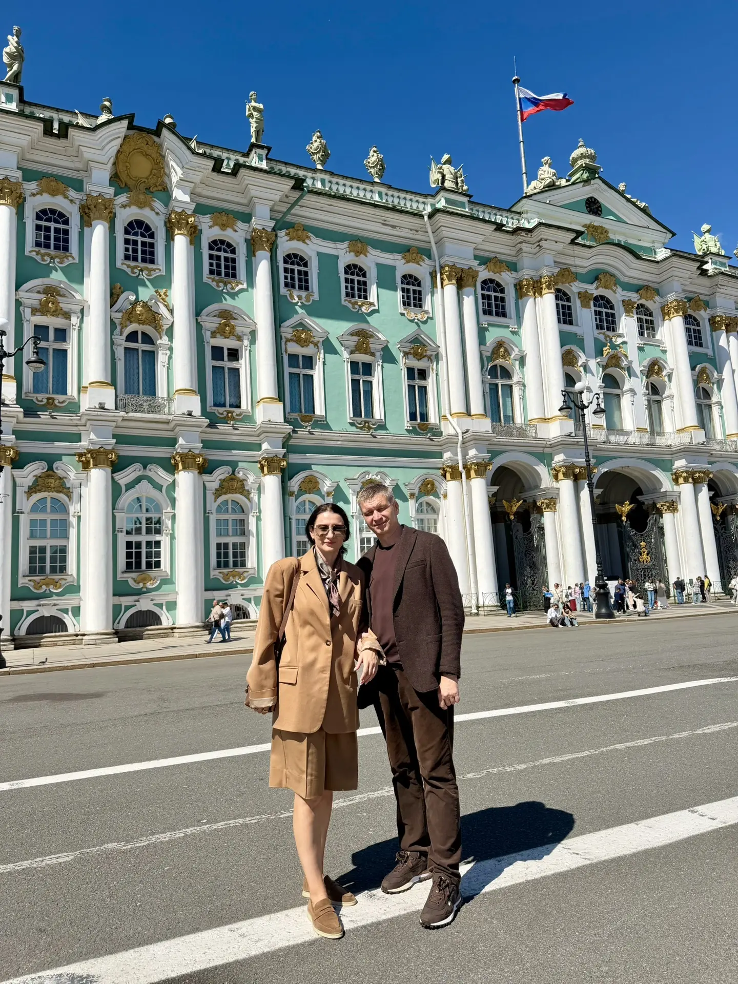Куда идет турист в первую очередь в Санкт-Петербурге?😀

Турист в первый день в Санкт-Петербурге обы