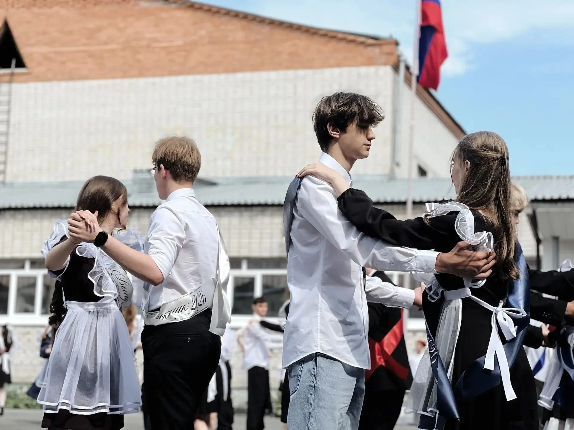 🔔 Сегодня особенный день — для наших девятиклассников и одиннадцатиклассников прозвенел последний зв