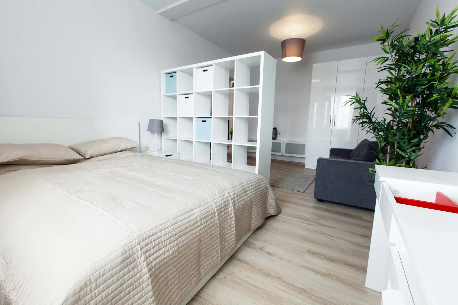 https://domiksmart.ru/sochi/svetlye-apartamenty-na-tuapsinskoy-ot-homehotelsochi-213