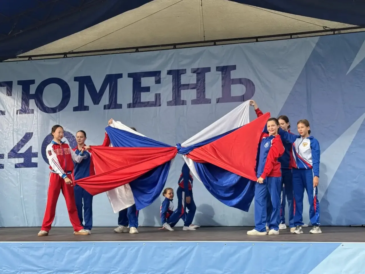 🇷🇺 Сегодня в сквере Депутатов отметили День Государственного флага Российской Федерац...