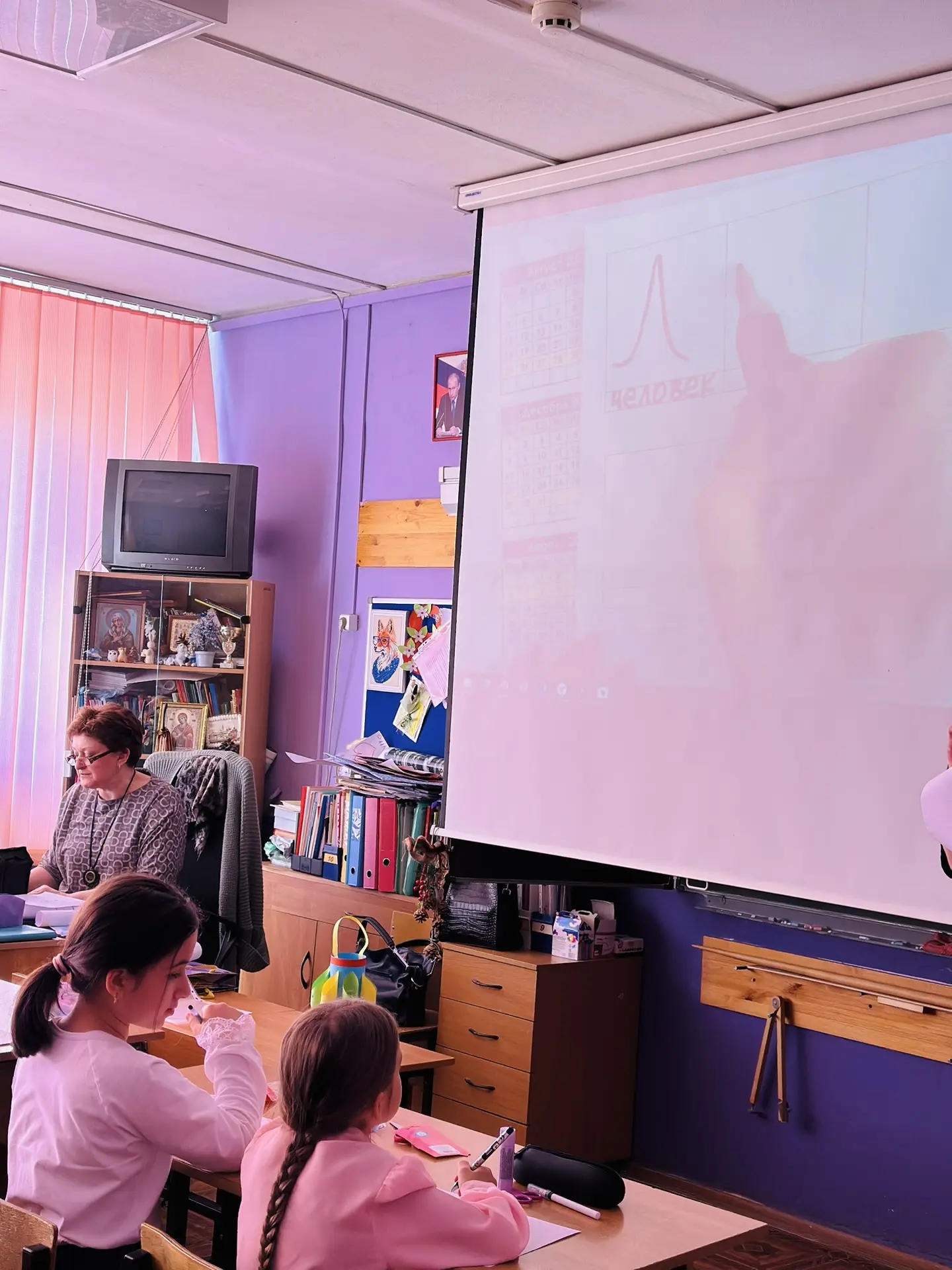 ✍️ Первые шаги в Поднебесную: когда иероглифы становятся семейным делом! 🏮👨‍👩‍👧‍👦  В начальной школе
