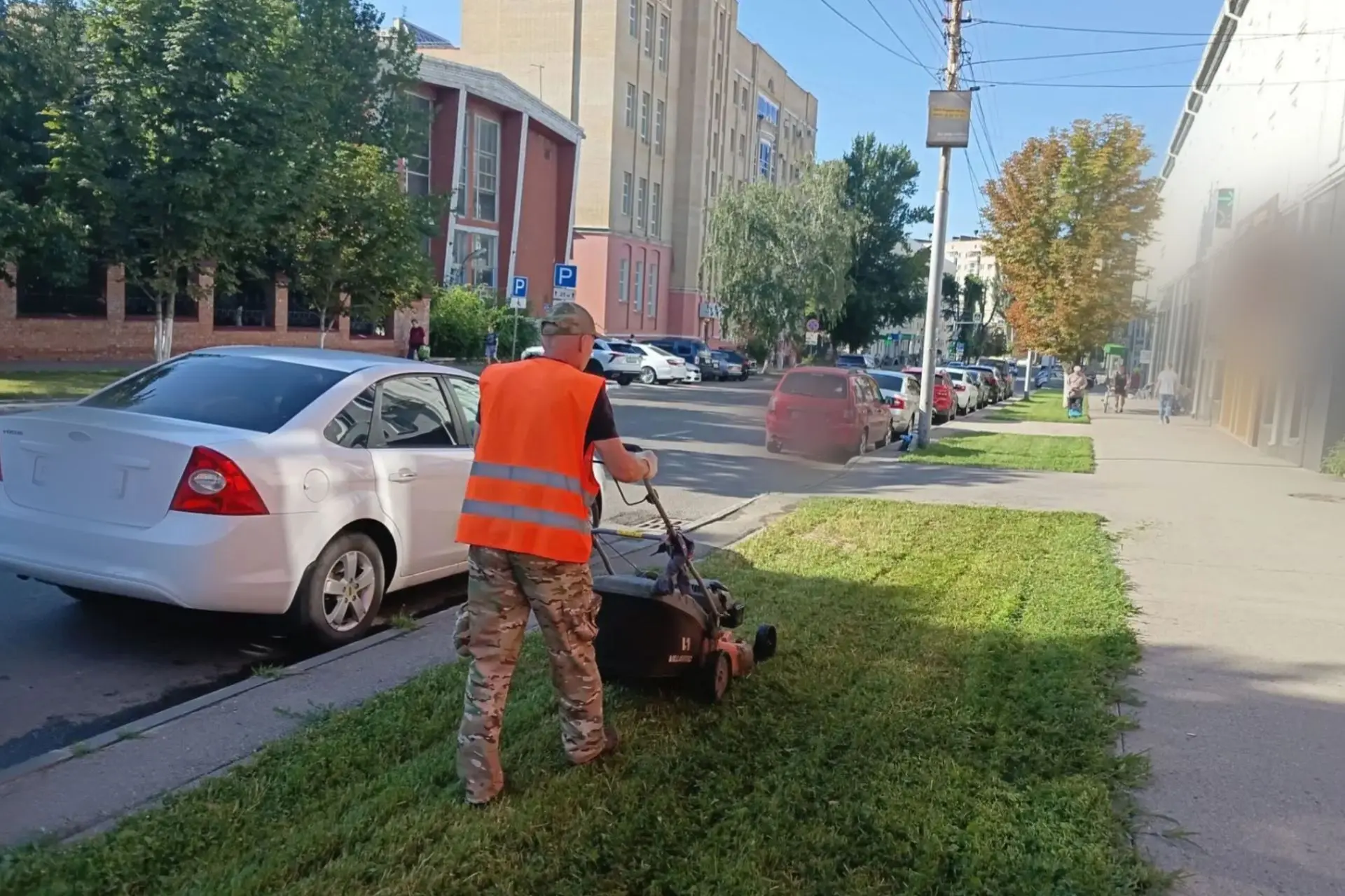 🌱На территории района ежедневно ведется покос травы для поддержания порядка на зеленых зонах.