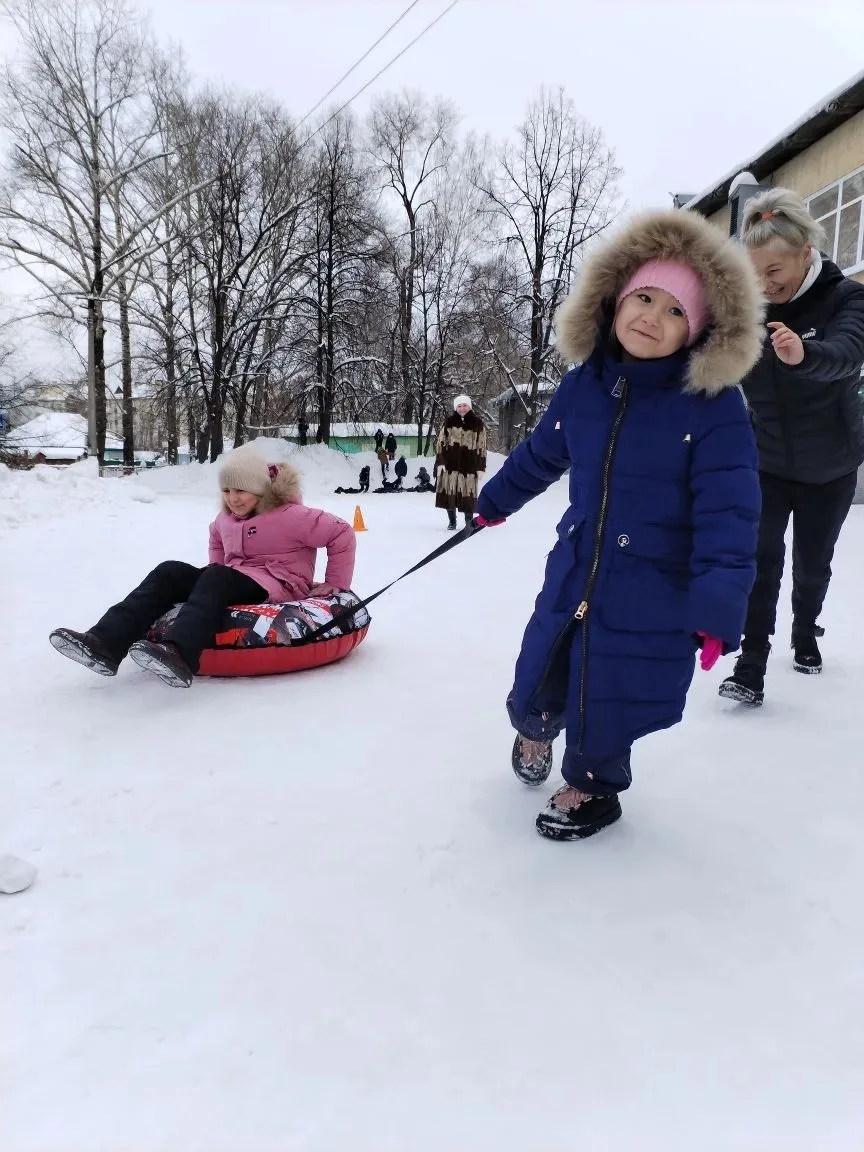 Вчера в нашей школе прошли "Зимние олимпийские игры"🛷  Ребята весело провели время на свежем воздухе