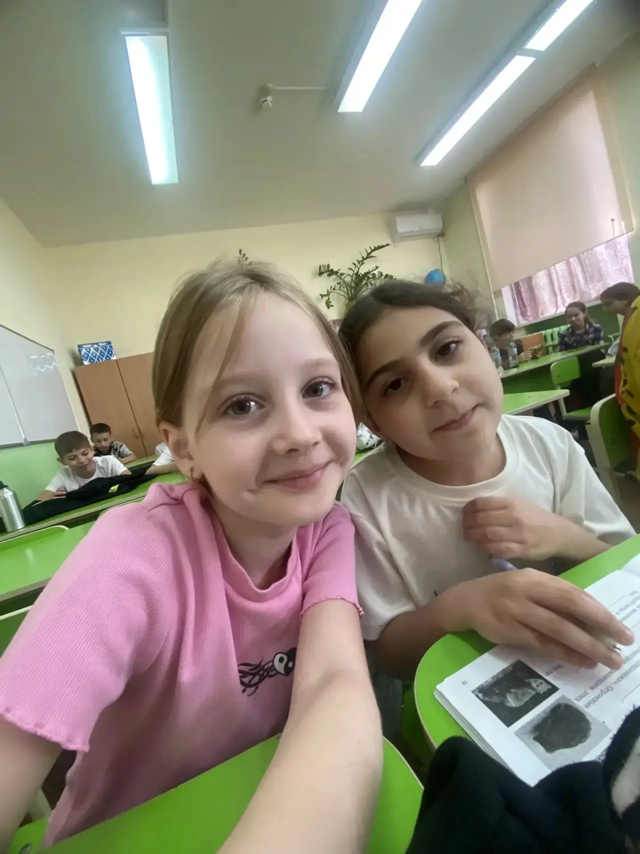 Весь июнь Викуся ходит в школьный лагерь в нашей школе! Очень просила чтобы я её записала! 

И честн