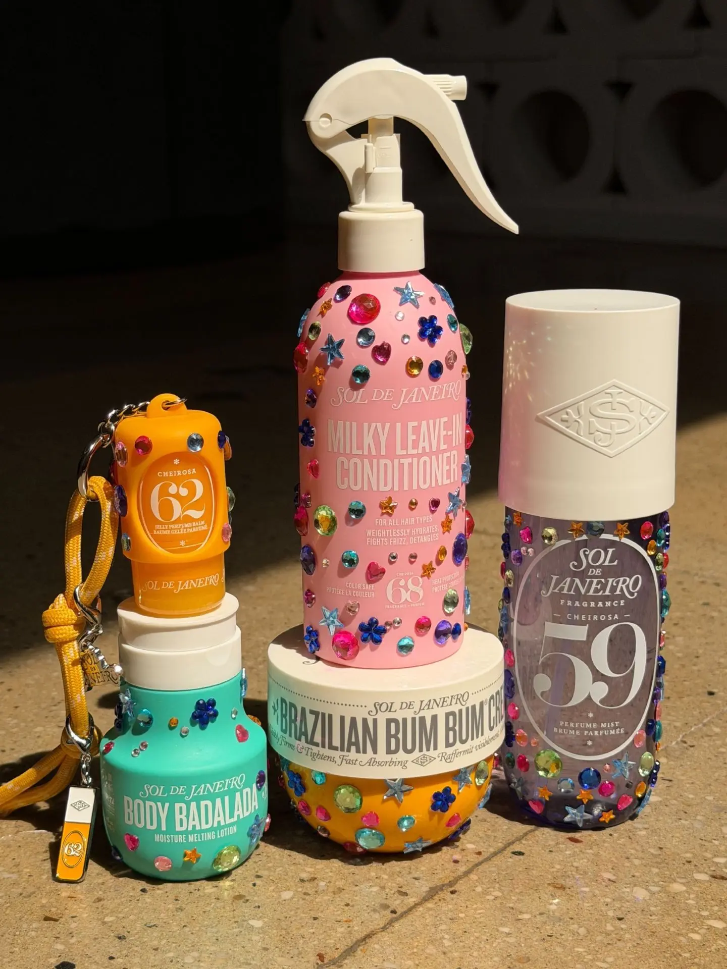 Утомлённые стразами. Бьюти-бренды утонули в тренде на bedazzling.