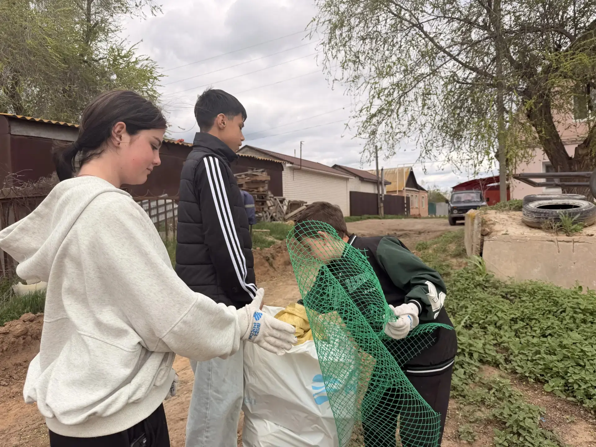 🍀 Сегодня обучающиеся лицея приняли участие в экологической акции «Чистые берега». Ребята вышли на у